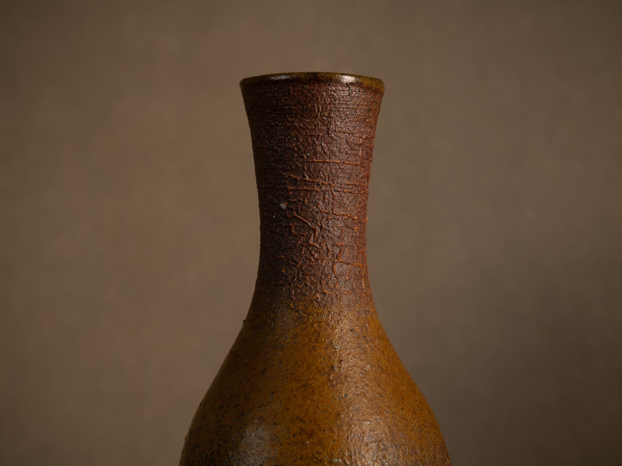 Vase bouteille de Jean et Geneviève Dubost, France (vers 1970)..Bizen style bottle vase by Jean & Geneviève Dubost, France (1970)