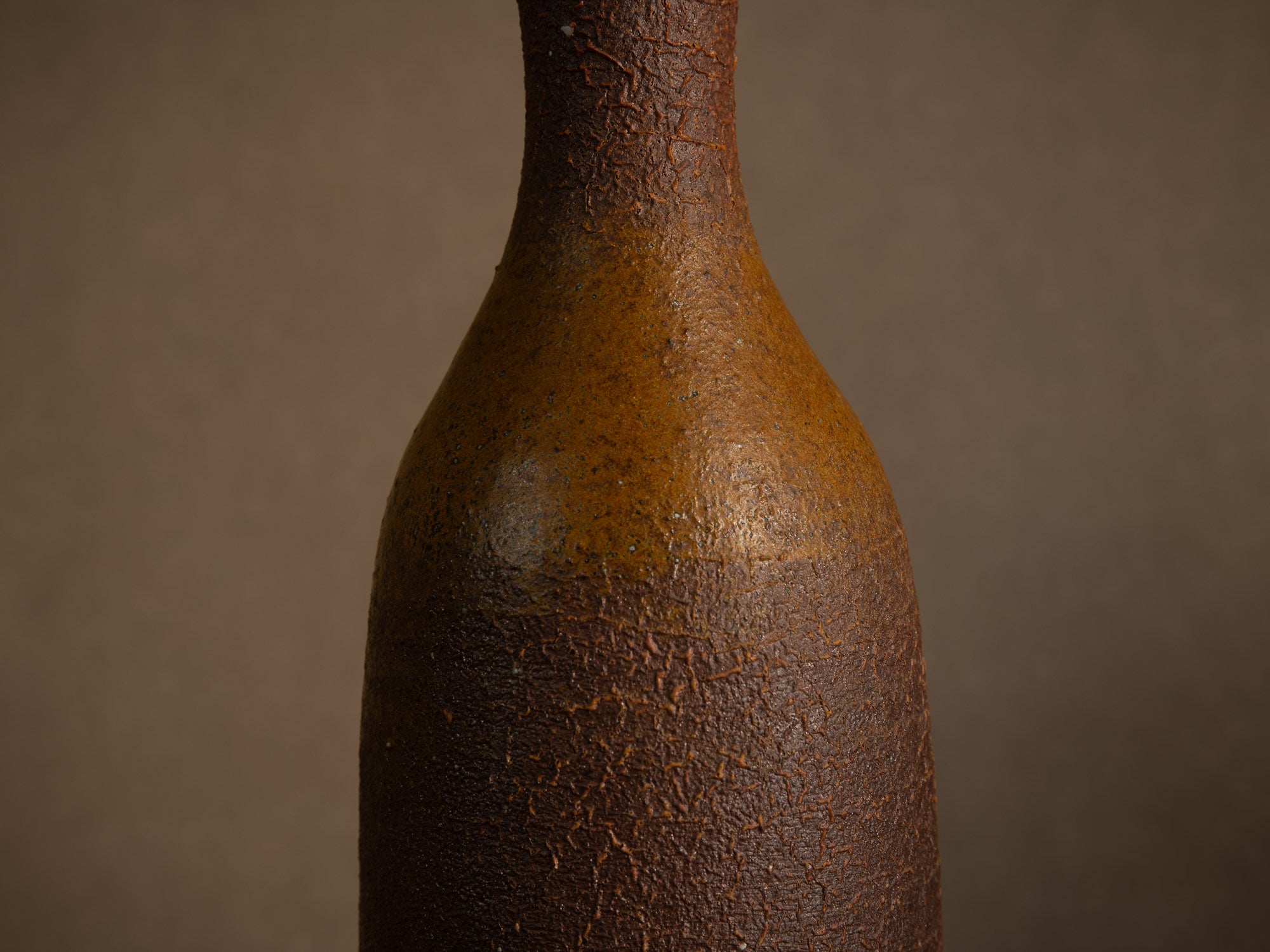 Vase bouteille de Jean et Geneviève Dubost, France (vers 1970)..Bizen style bottle vase by Jean & Geneviève Dubost, France (1970)