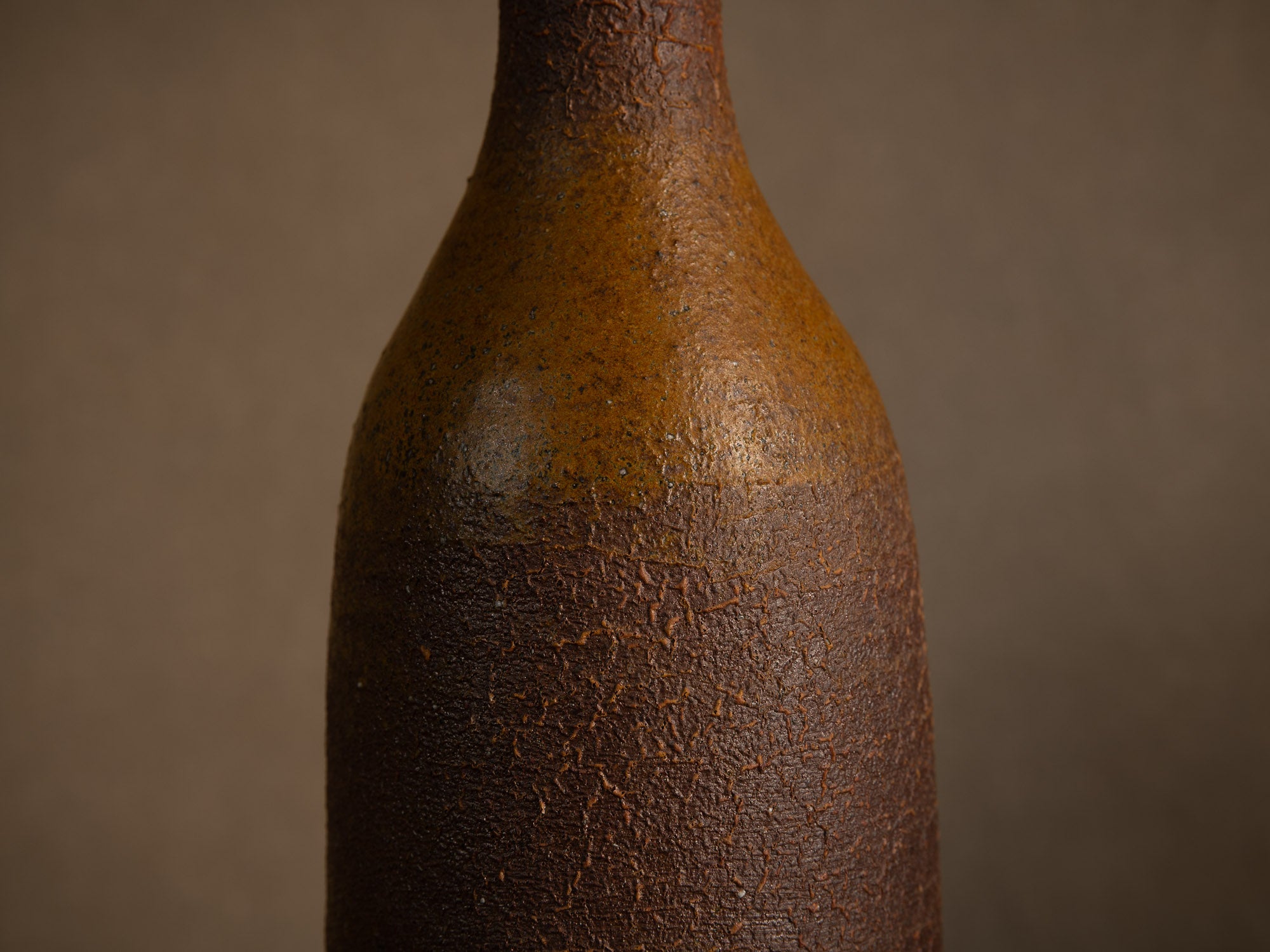 Vase bouteille de Jean et Geneviève Dubost, France (vers 1970)..Bizen style bottle vase by Jean & Geneviève Dubost, France (1970)