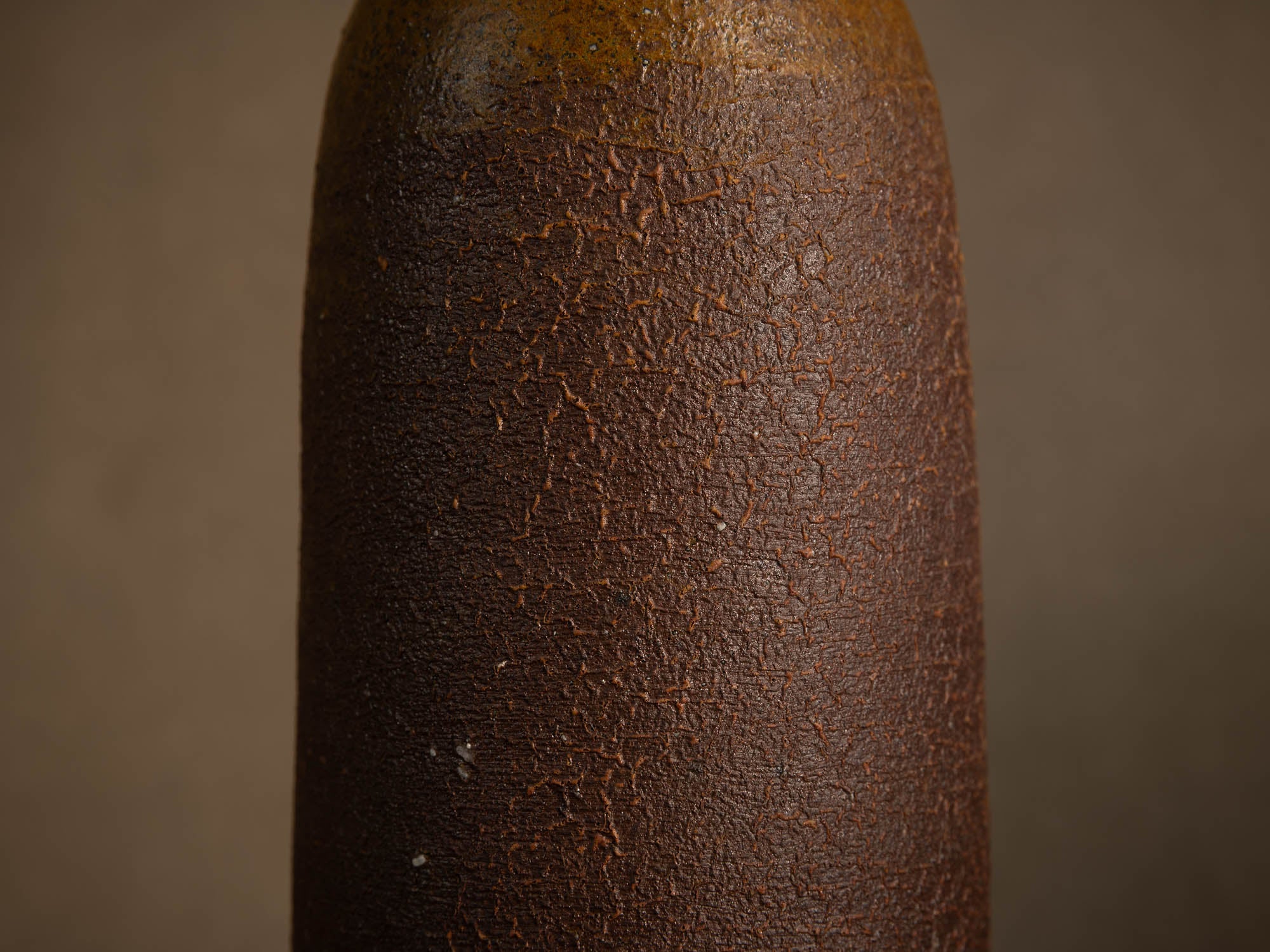 Vase bouteille de Jean et Geneviève Dubost, France (vers 1970)..Bizen style bottle vase by Jean & Geneviève Dubost, France (1970)