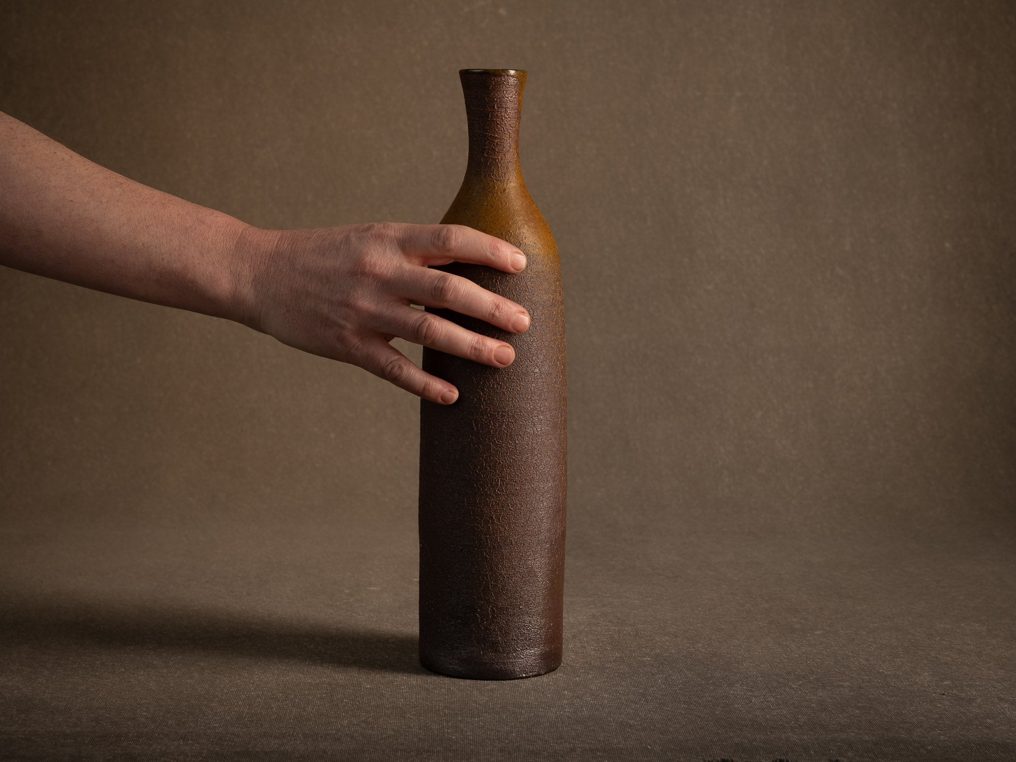 Vase bouteille de Jean et Geneviève Dubost, France (vers 1970)..Bizen style bottle vase by Jean & Geneviève Dubost, France (1970)