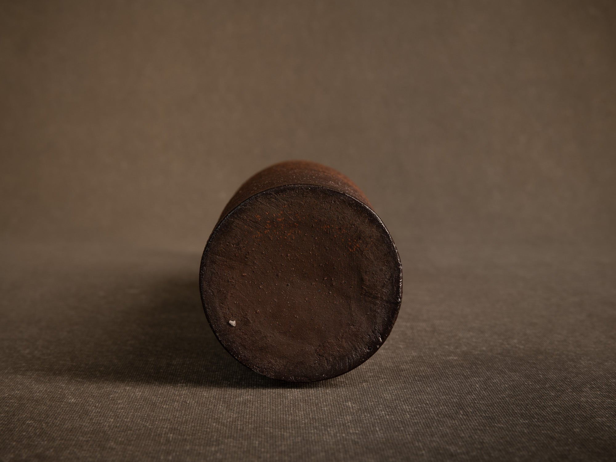 Vase bouteille de Jean et Geneviève Dubost, France (vers 1970)..Bizen style bottle vase by Jean & Geneviève Dubost, France (1970)