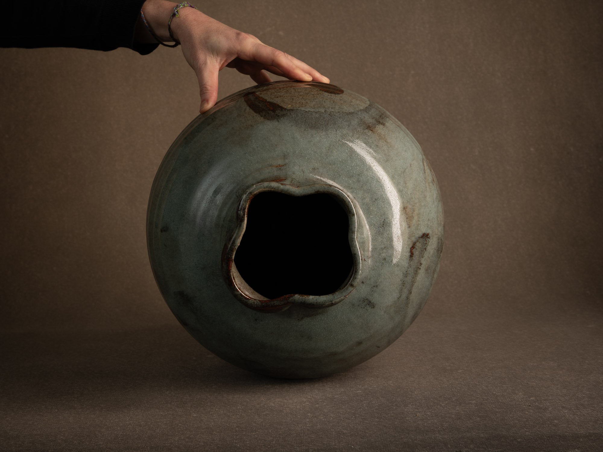 Rare grande jarre tsubo d'Hervé Rousseau à la Borne, France (vers 1983)..La Borne tsubo jar / pot by Hervé Rousseau, France (circa 1983)