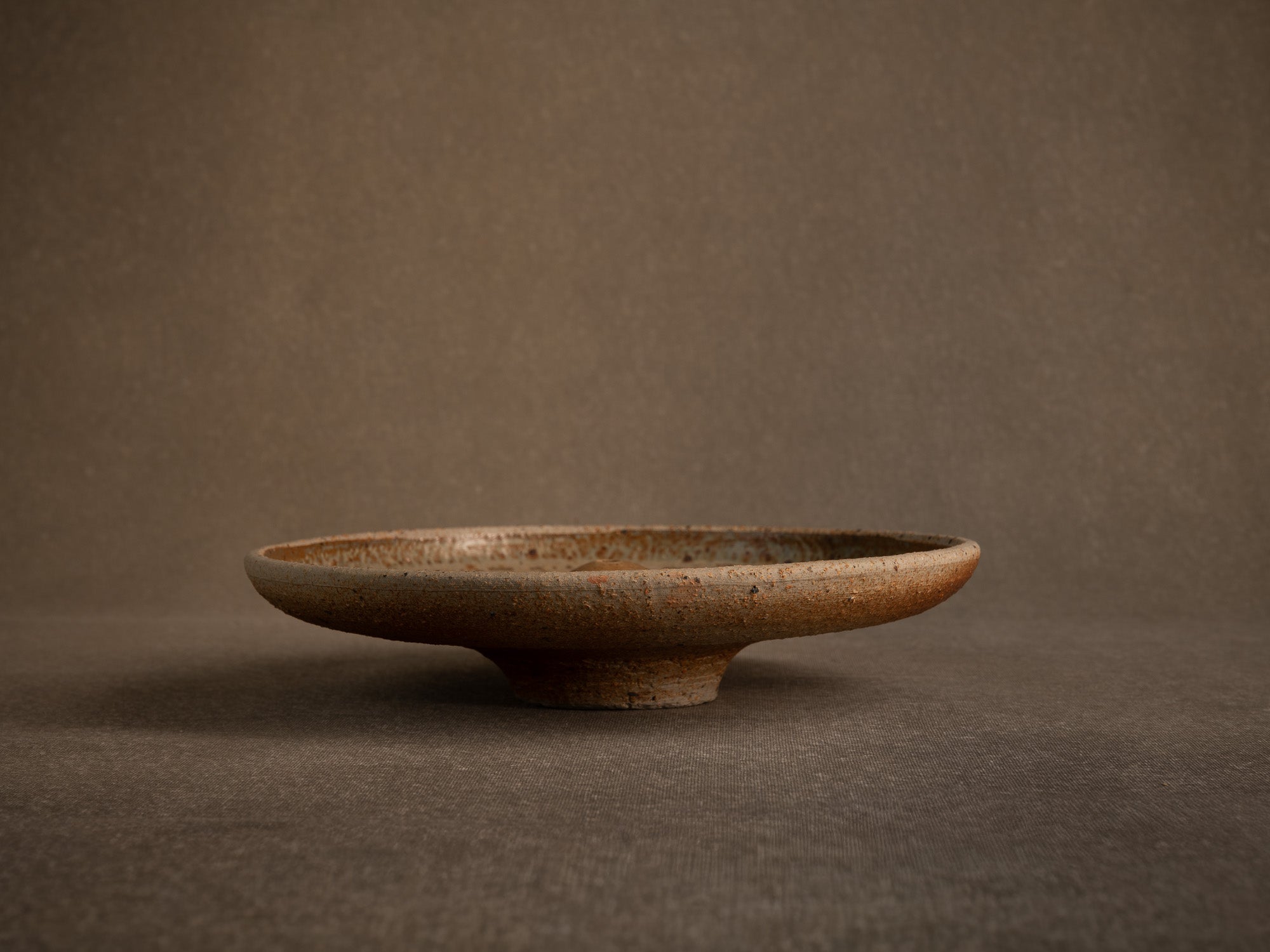 Coupe pour l'ikebana en grès chamotté de Jacques Lacheny, France (1986)..Bowl for ikebana in chamotte stoneware by Jacques Lacheny, France (1986)