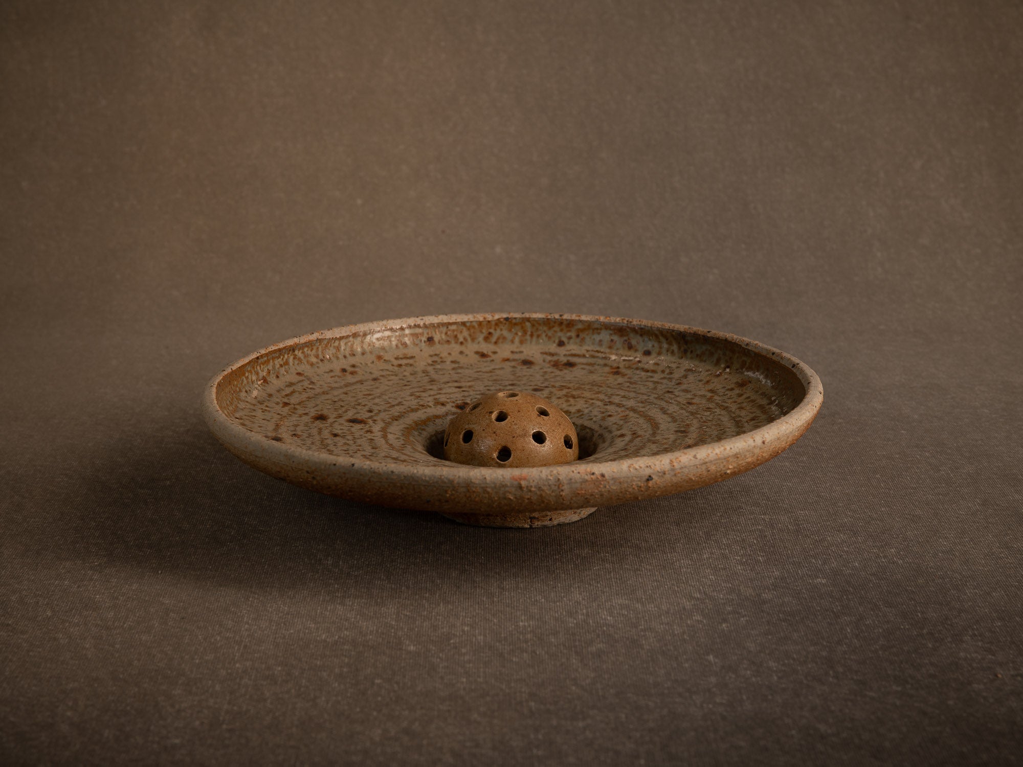 Coupe pour l'ikebana en grès chamotté de Jacques Lacheny, France (1986)..Bowl for ikebana in chamotte stoneware by Jacques Lacheny, France (1986)