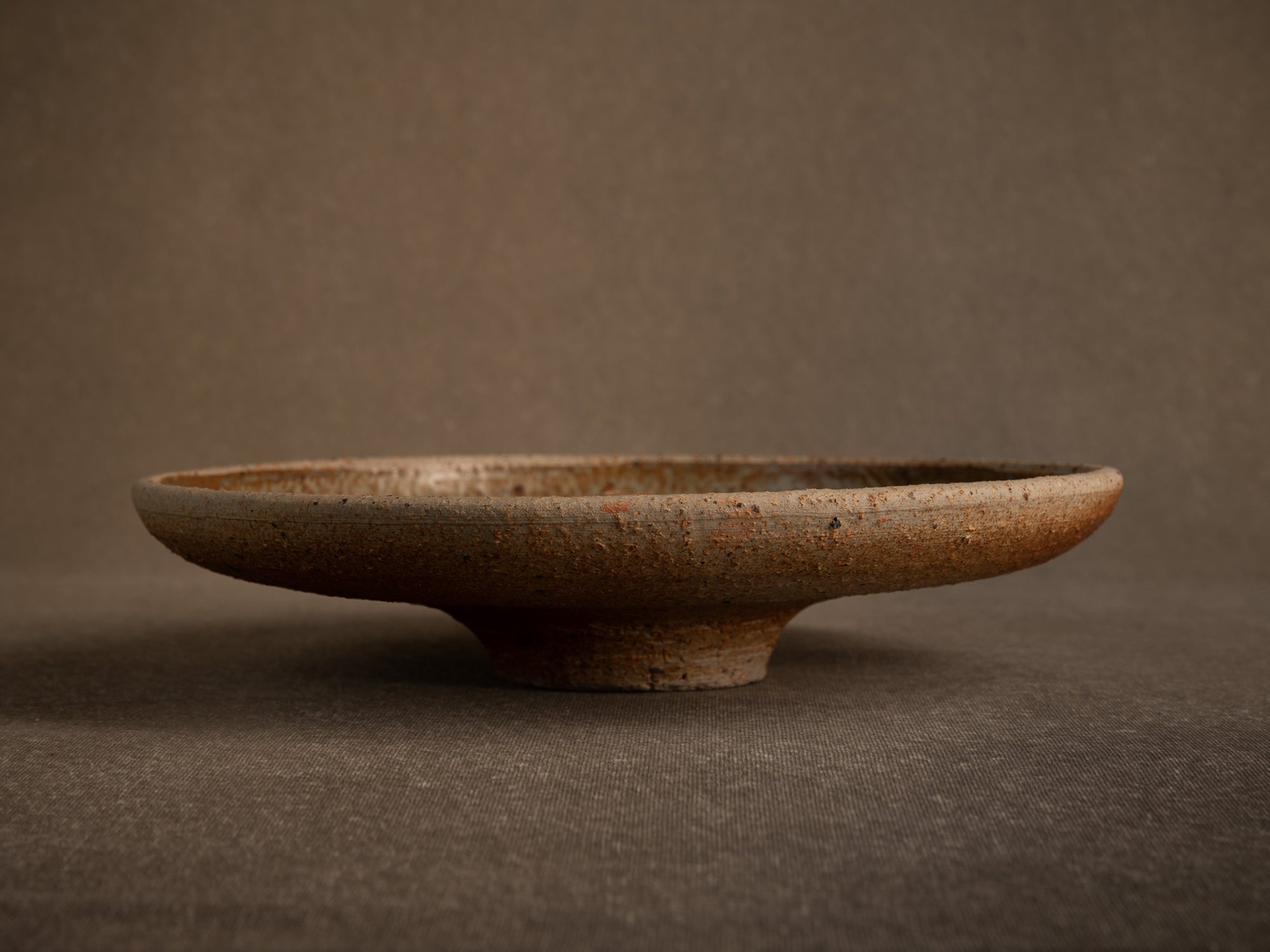Coupe pour l'ikebana en grès chamotté de Jacques Lacheny, France (1986)..Bowl for ikebana in chamotte stoneware by Jacques Lacheny, France (1986)