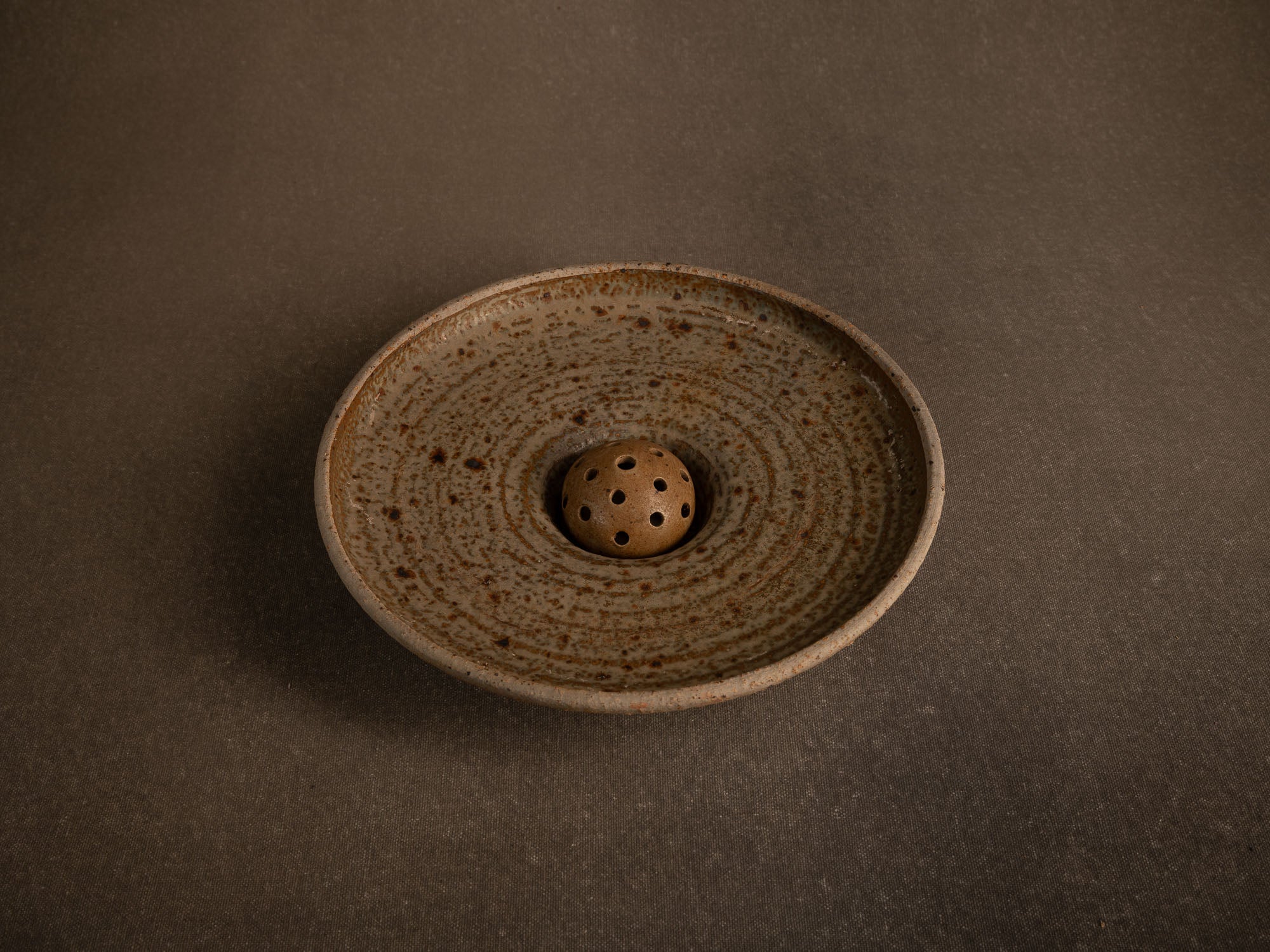 Coupe pour l'ikebana en grès chamotté de Jacques Lacheny, France (1986)..Bowl for ikebana in chamotte stoneware by Jacques Lacheny, France (1986)