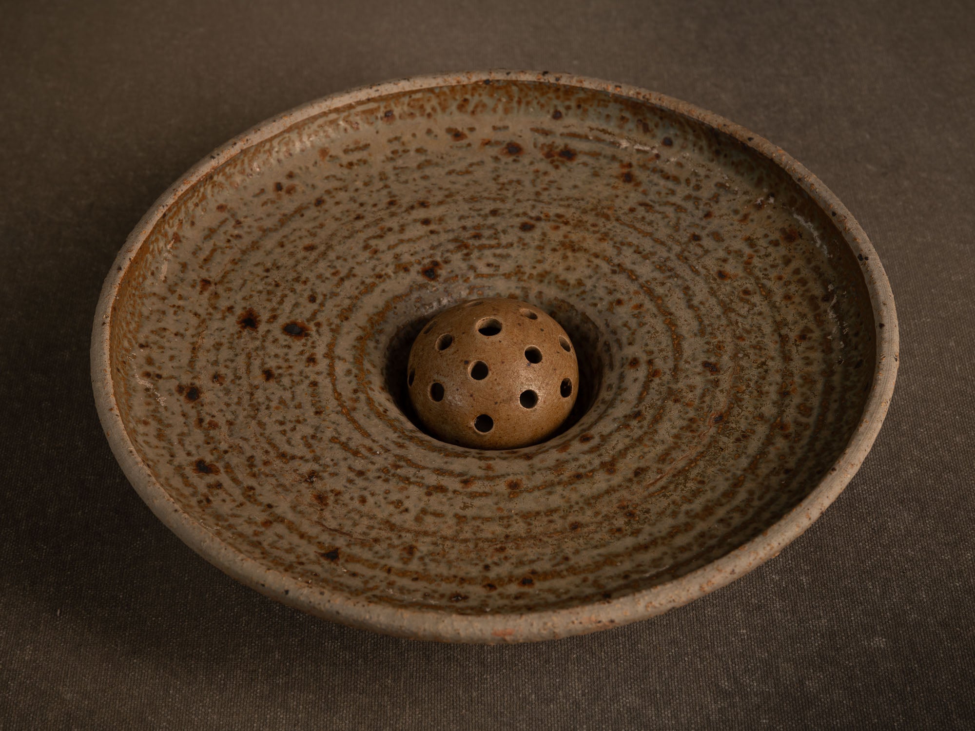 Coupe pour l'ikebana en grès chamotté de Jacques Lacheny, France (1986)..Bowl for ikebana in chamotte stoneware by Jacques Lacheny, France (1986)