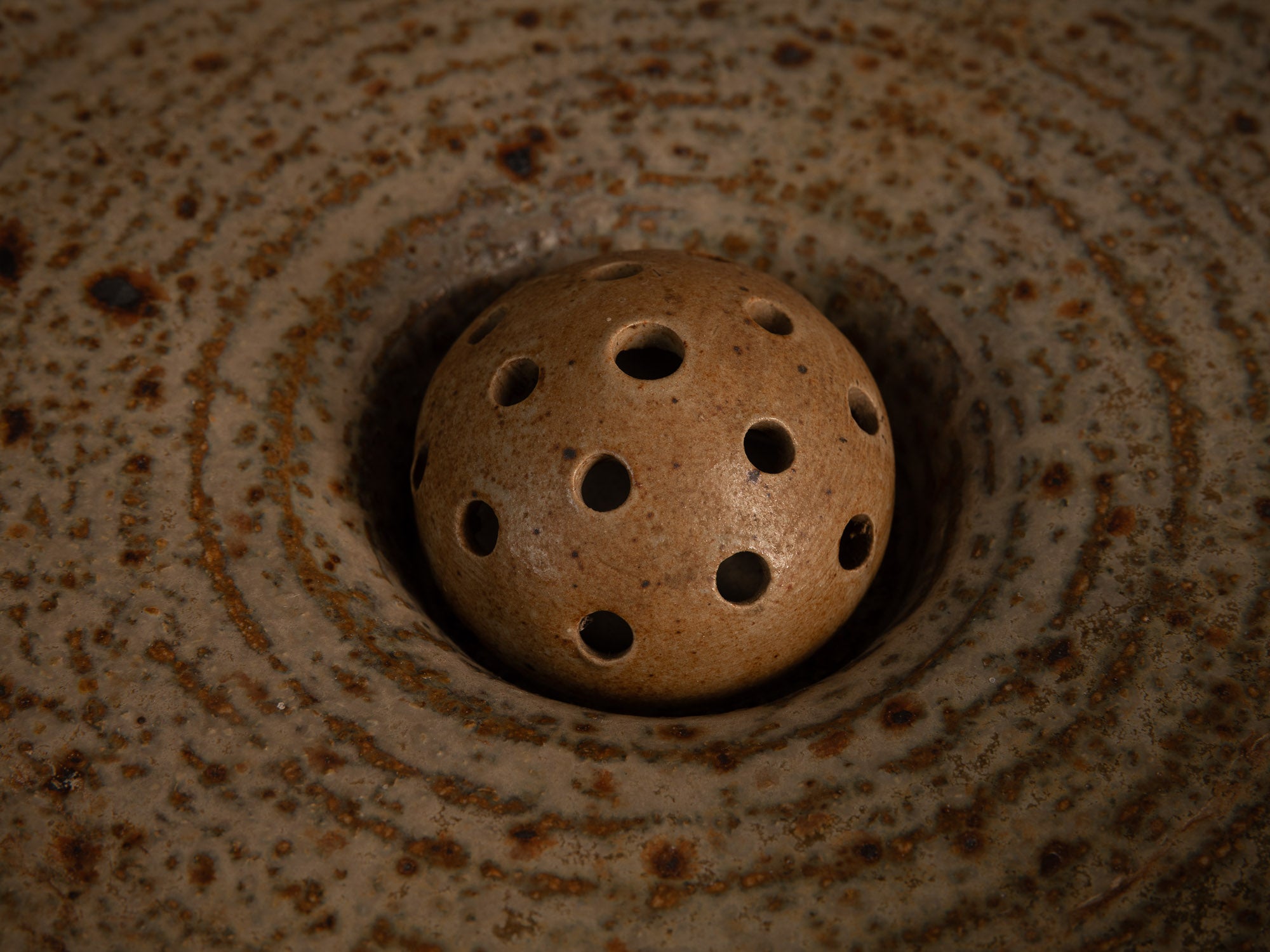 Coupe pour l'ikebana en grès chamotté de Jacques Lacheny, France (1986)..Bowl for ikebana in chamotte stoneware by Jacques Lacheny, France (1986)