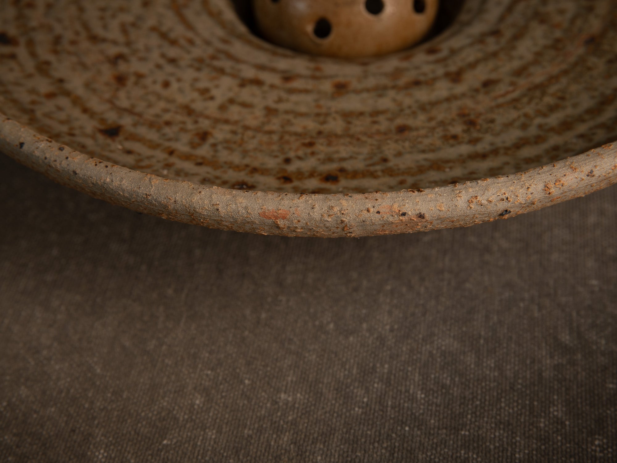 Coupe pour l'ikebana en grès chamotté de Jacques Lacheny, France (1986)..Bowl for ikebana in chamotte stoneware by Jacques Lacheny, France (1986)