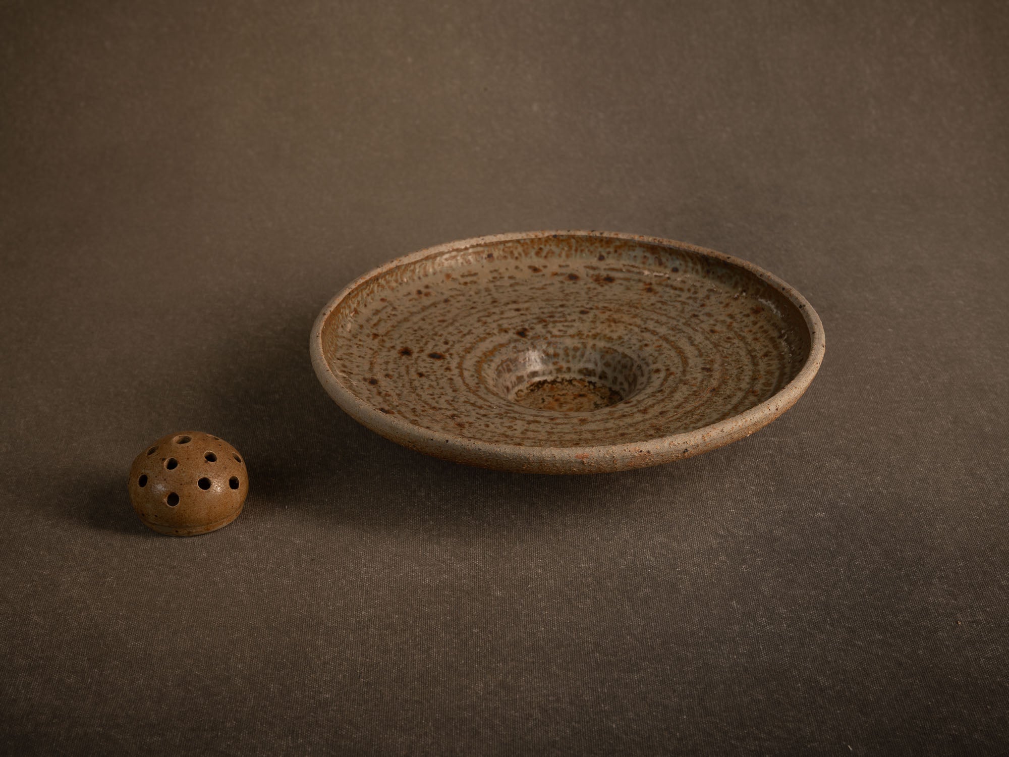 Coupe pour l'ikebana en grès chamotté de Jacques Lacheny, France (1986)..Bowl for ikebana in chamotte stoneware by Jacques Lacheny, France (1986)