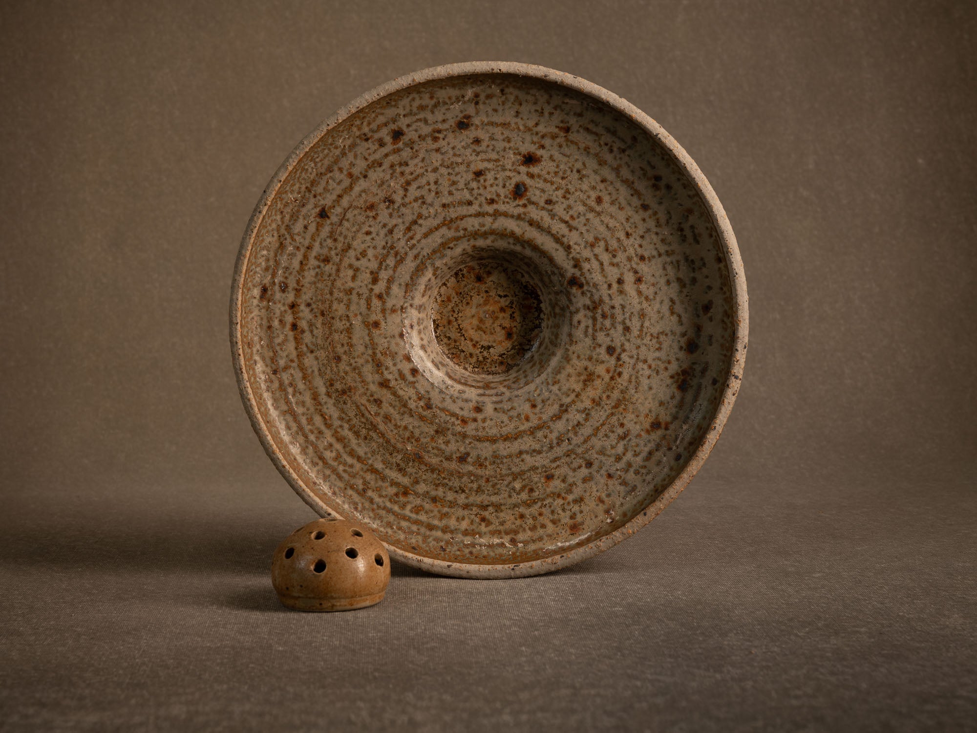 Coupe pour l'ikebana en grès chamotté de Jacques Lacheny, France (1986)..Bowl for ikebana in chamotte stoneware by Jacques Lacheny, France (1986)