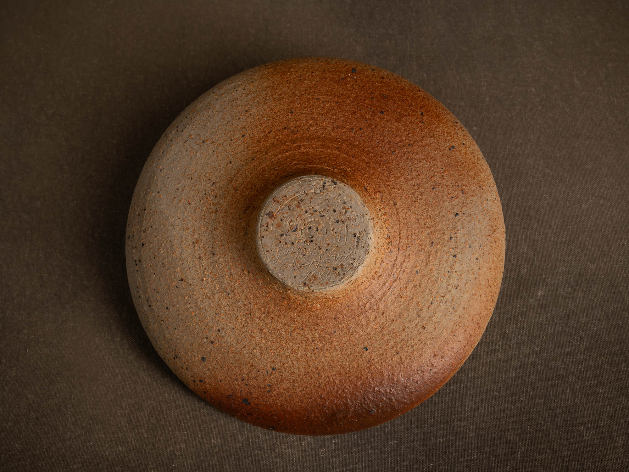 Coupe pour l'ikebana en grès chamotté de Jacques Lacheny, France (1986)..Bowl for ikebana in chamotte stoneware by Jacques Lacheny, France (1986)