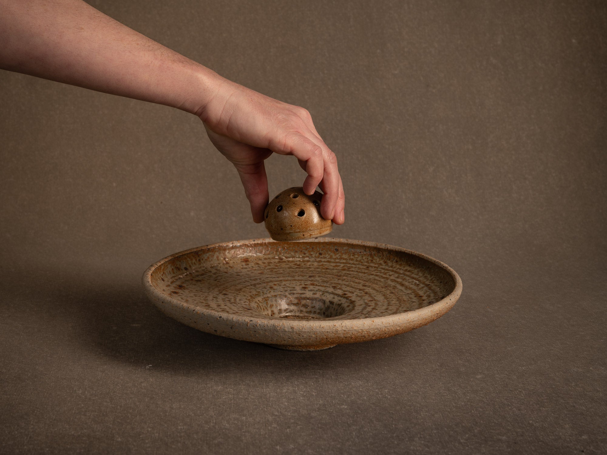 Coupe pour l'ikebana en grès chamotté de Jacques Lacheny, France (1986)..Bowl for ikebana in chamotte stoneware by Jacques Lacheny, France (1986)