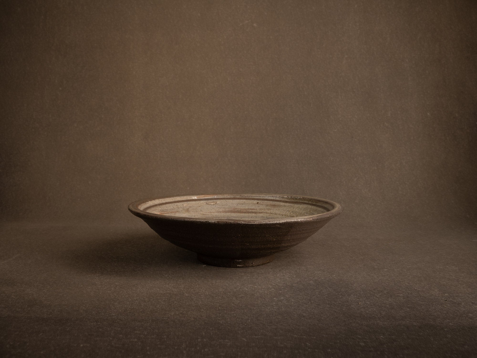 Coupe Hakeme en grès de Dauphine Scalbert, France (vers 1995)..Large hakeme bowl by Dauphine Scalbert in Burgundy, France (circa 1995)
