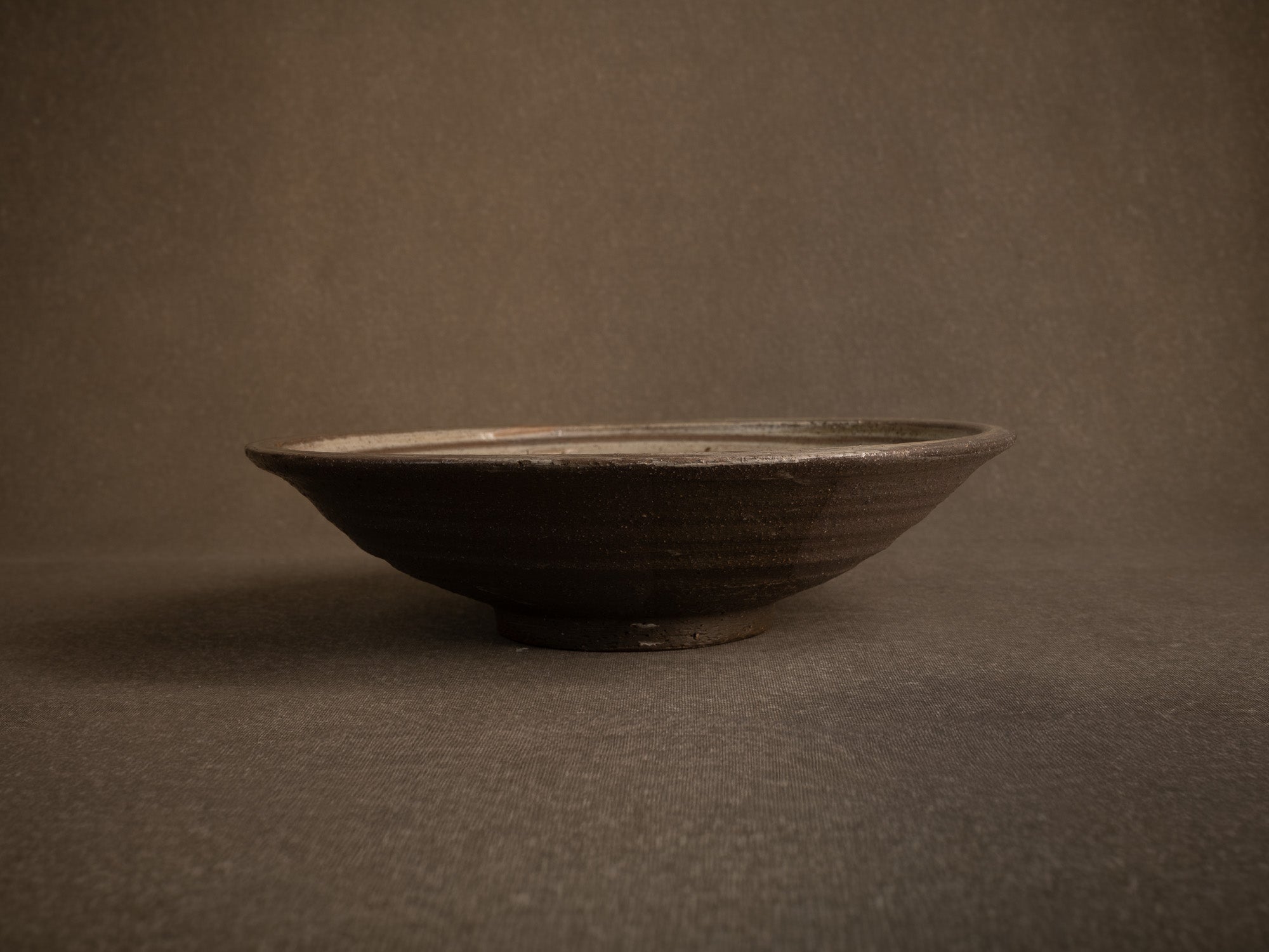 Coupe Hakeme en grès de Dauphine Scalbert, France (vers 1995)..Large hakeme bowl by Dauphine Scalbert in Burgundy, France (circa 1995)