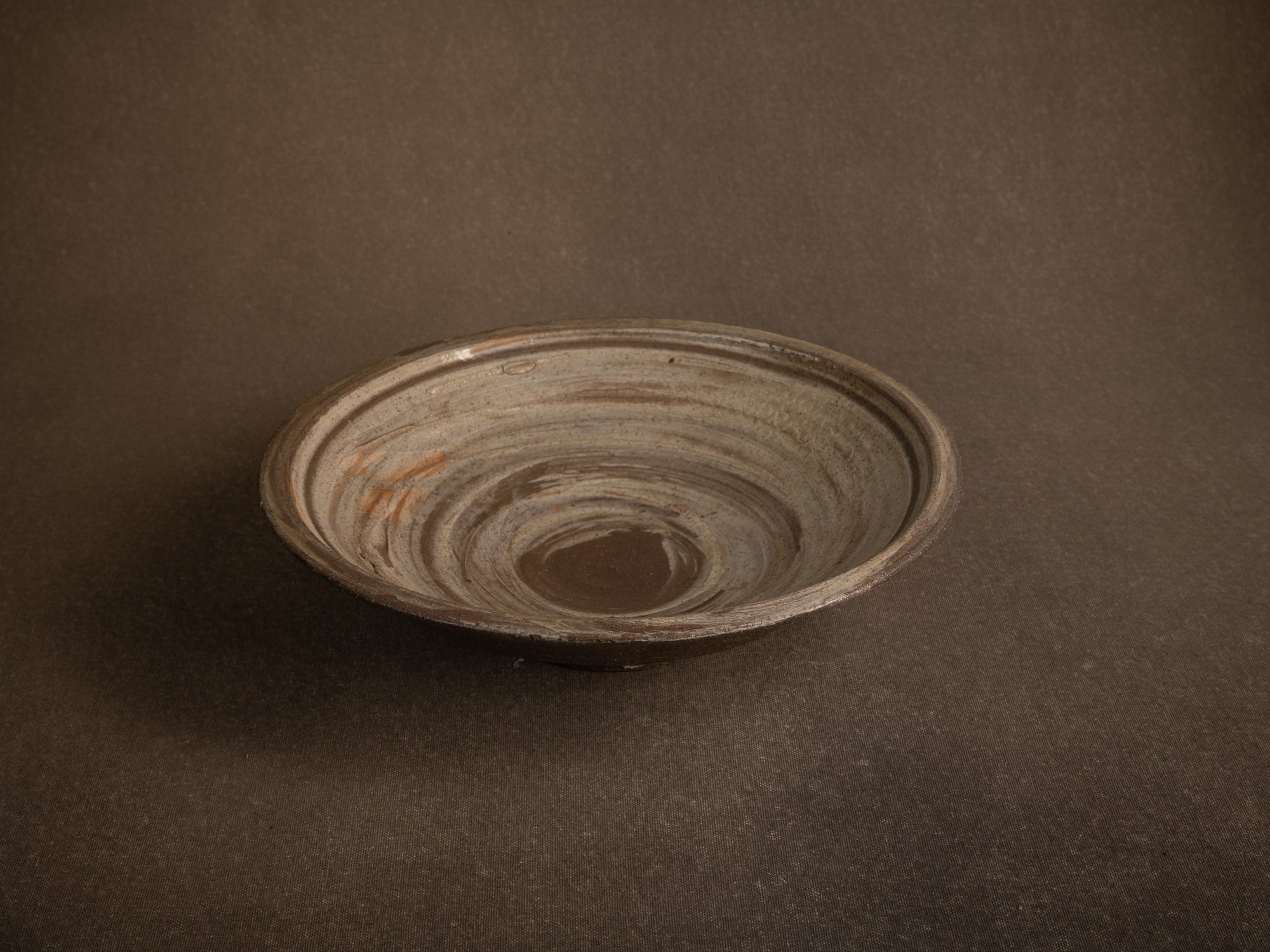 Coupe Hakeme en grès de Dauphine Scalbert, France (vers 1995)..Large hakeme bowl by Dauphine Scalbert in Burgundy, France (circa 1995)