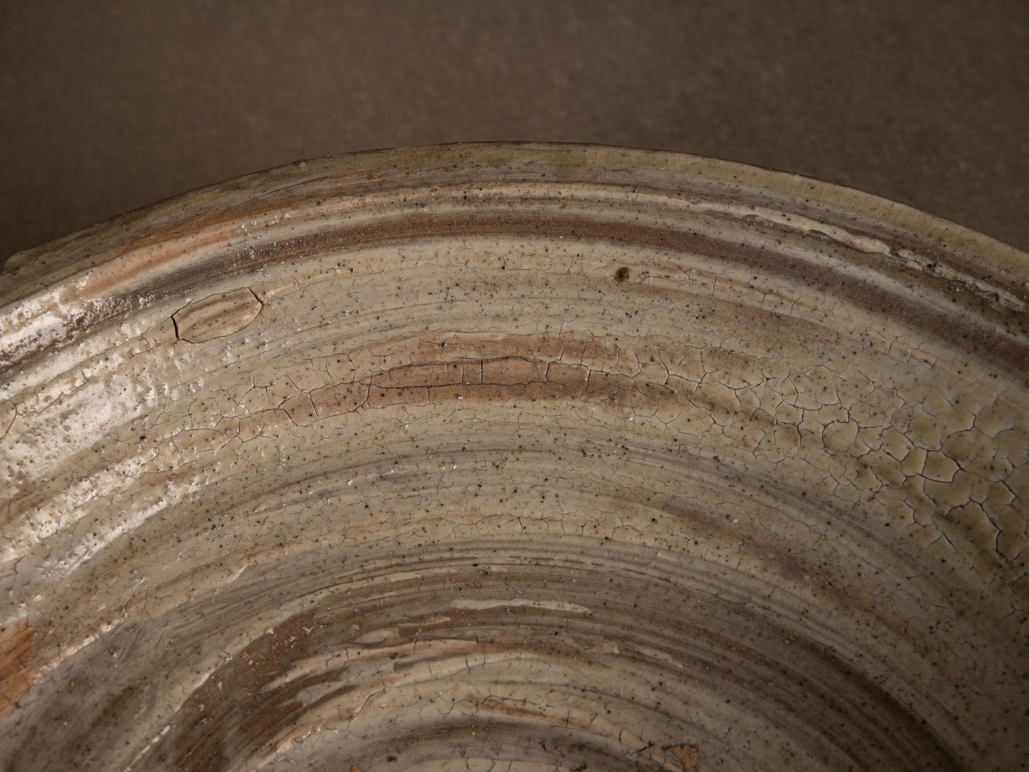 Coupe Hakeme en grès de Dauphine Scalbert, France (vers 1995)..Large hakeme bowl by Dauphine Scalbert in Burgundy, France (circa 1995)
