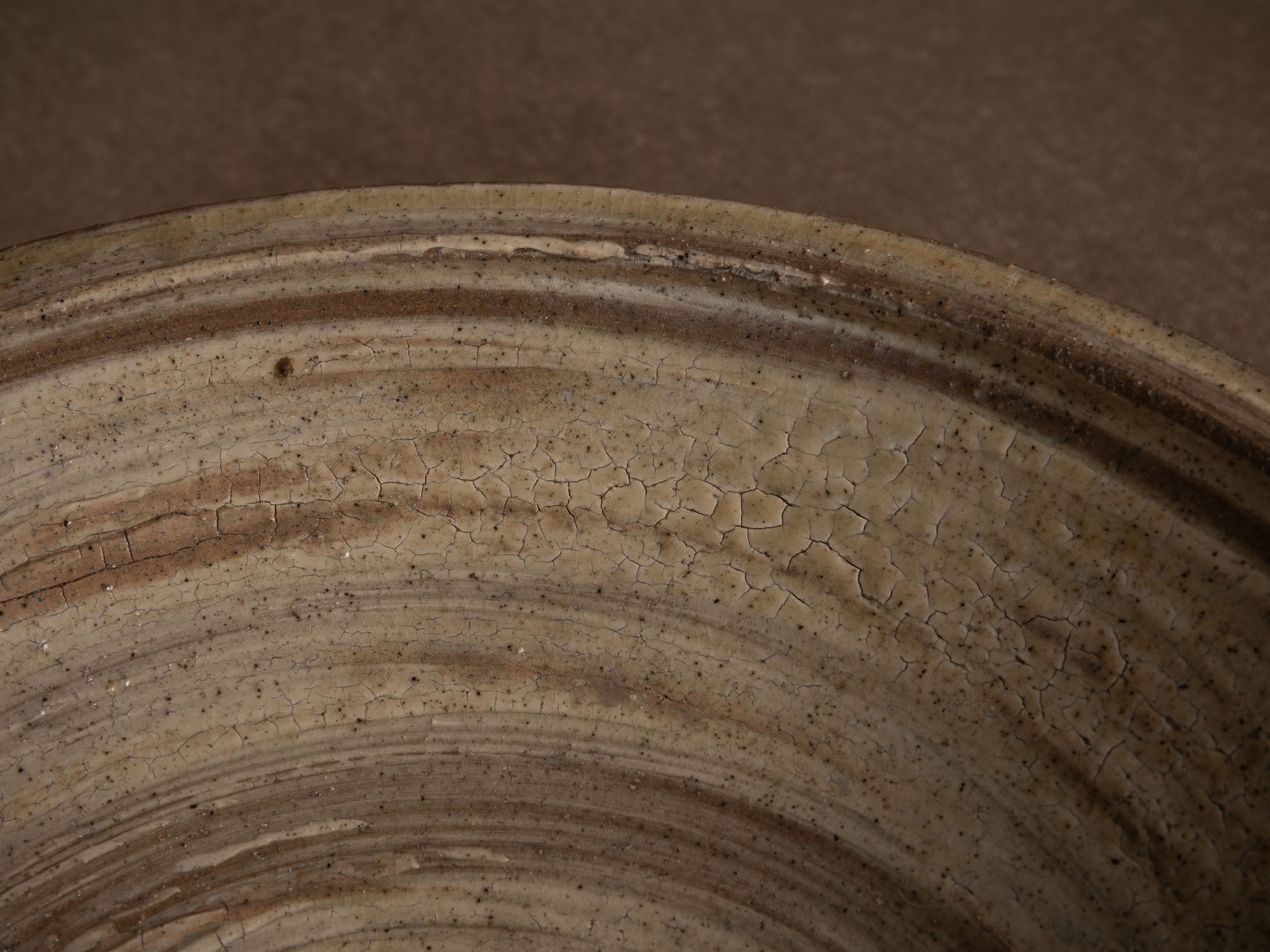 Coupe Hakeme en grès de Dauphine Scalbert, France (vers 1995)..Large hakeme bowl by Dauphine Scalbert in Burgundy, France (circa 1995)