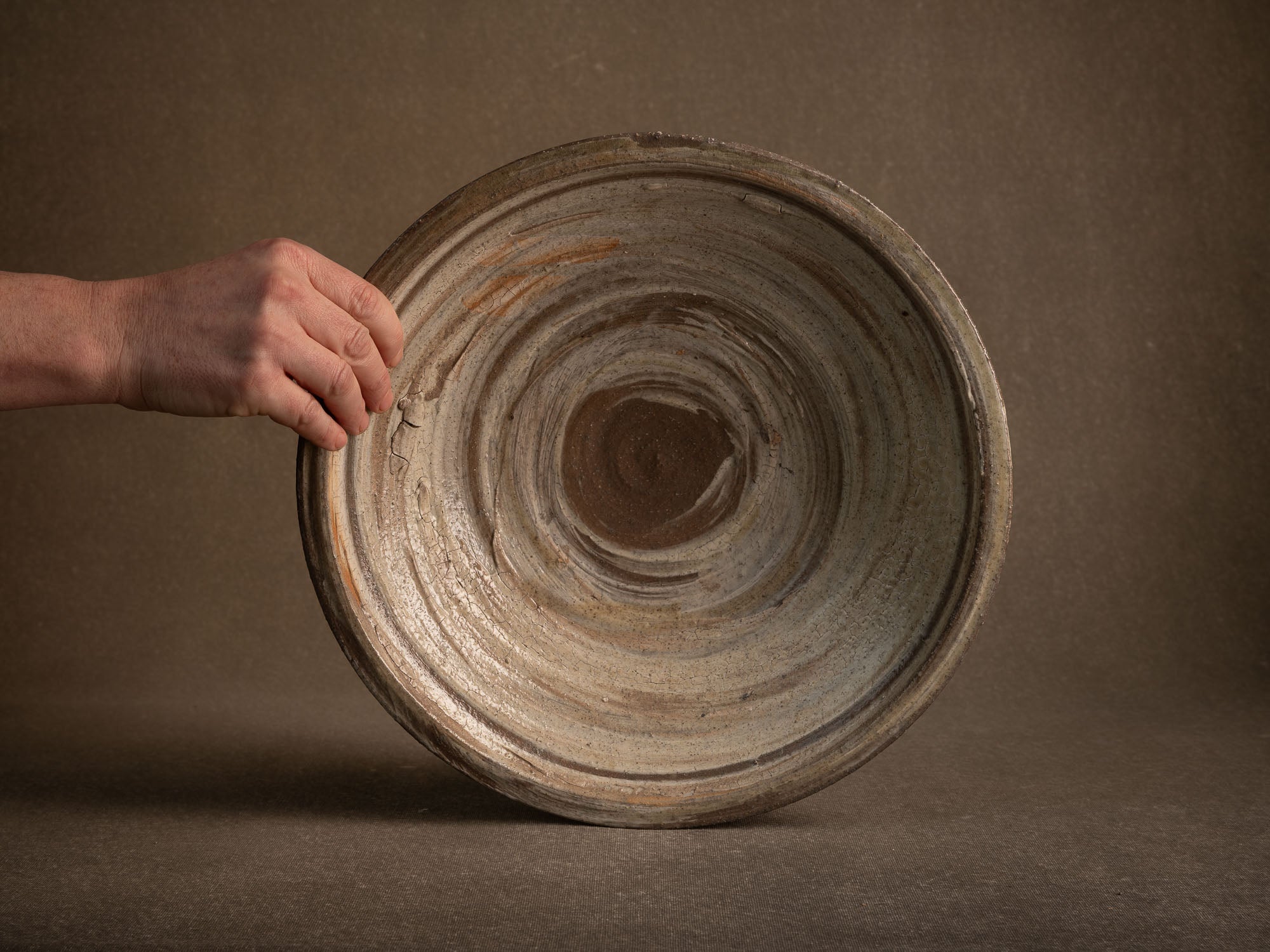 Coupe Hakeme en grès de Dauphine Scalbert, France (vers 1995)..Large hakeme bowl by Dauphine Scalbert in Burgundy, France (circa 1995)
