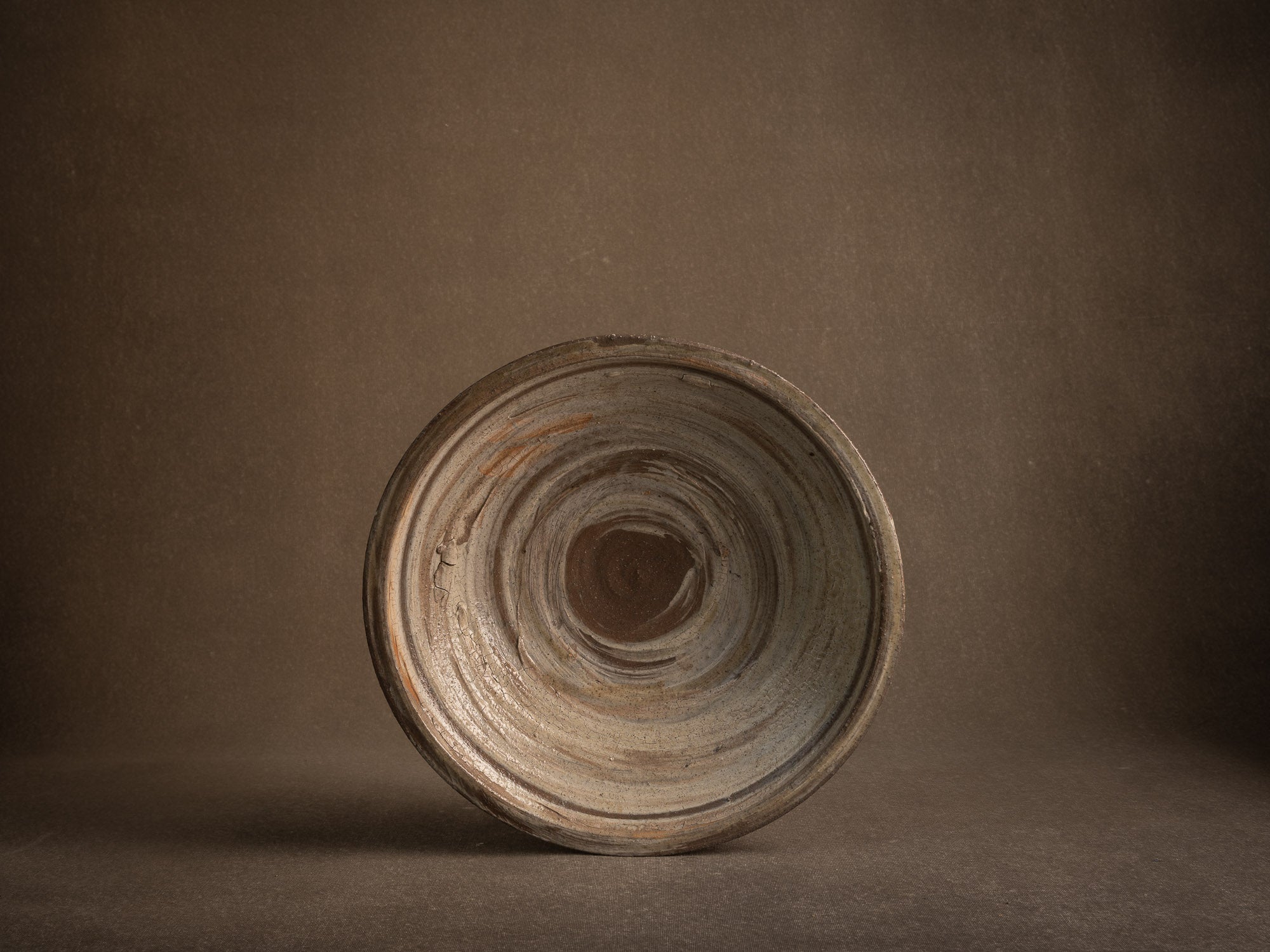 Coupe Hakeme en grès de Dauphine Scalbert, France (vers 1995)..Large hakeme bowl by Dauphine Scalbert in Burgundy, France (circa 1995)
