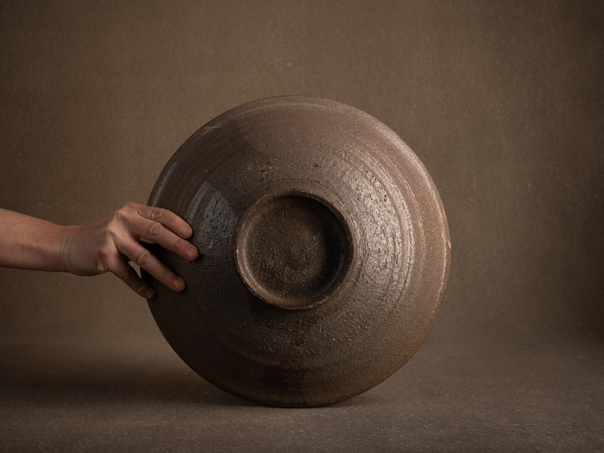 Coupe Hakeme en grès de Dauphine Scalbert, France (vers 1995)..Large hakeme bowl by Dauphine Scalbert in Burgundy, France (circa 1995)