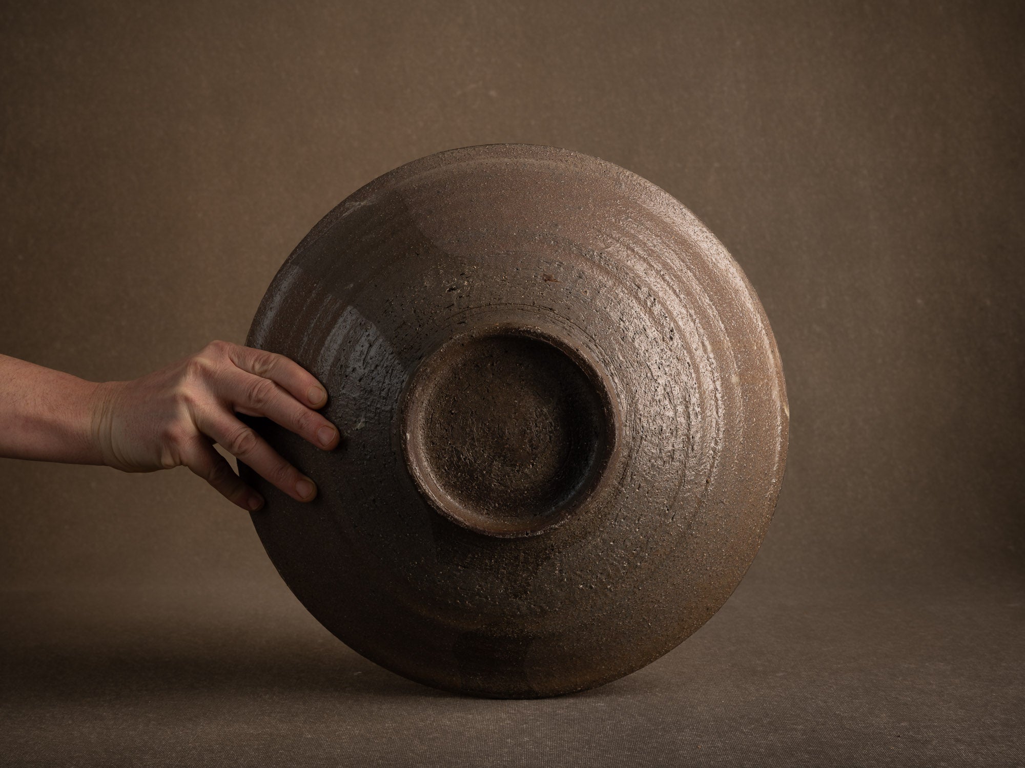 Coupe Hakeme en grès de Dauphine Scalbert, France (vers 1995)..Large hakeme bowl by Dauphine Scalbert in Burgundy, France (circa 1995)