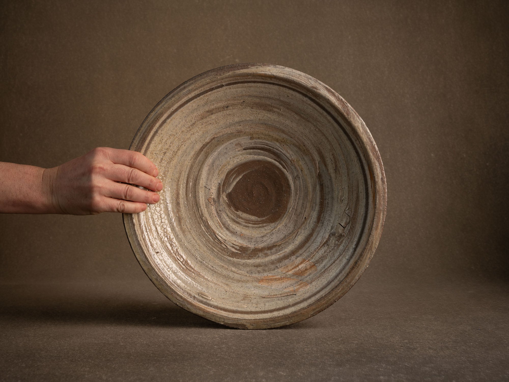 Coupe Hakeme en grès de Dauphine Scalbert, France (vers 1995)..Large hakeme bowl by Dauphine Scalbert in Burgundy, France (circa 1995)