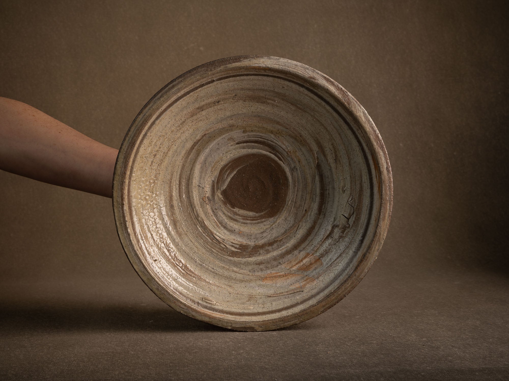 Coupe Hakeme en grès de Dauphine Scalbert, France (vers 1995)..Large hakeme bowl by Dauphine Scalbert in Burgundy, France (circa 1995)
