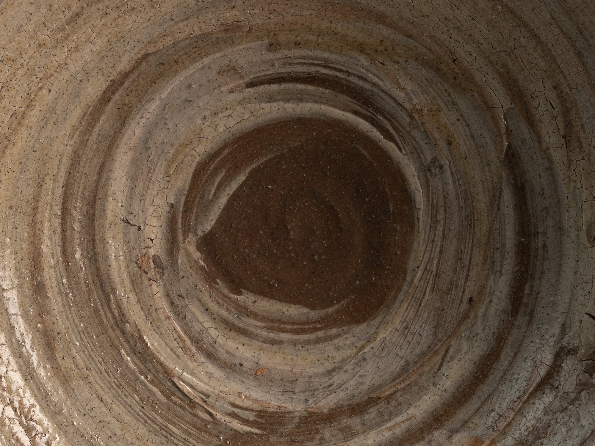 Coupe Hakeme en grès de Dauphine Scalbert, France (vers 1995)..Large hakeme bowl by Dauphine Scalbert in Burgundy, France (circa 1995)