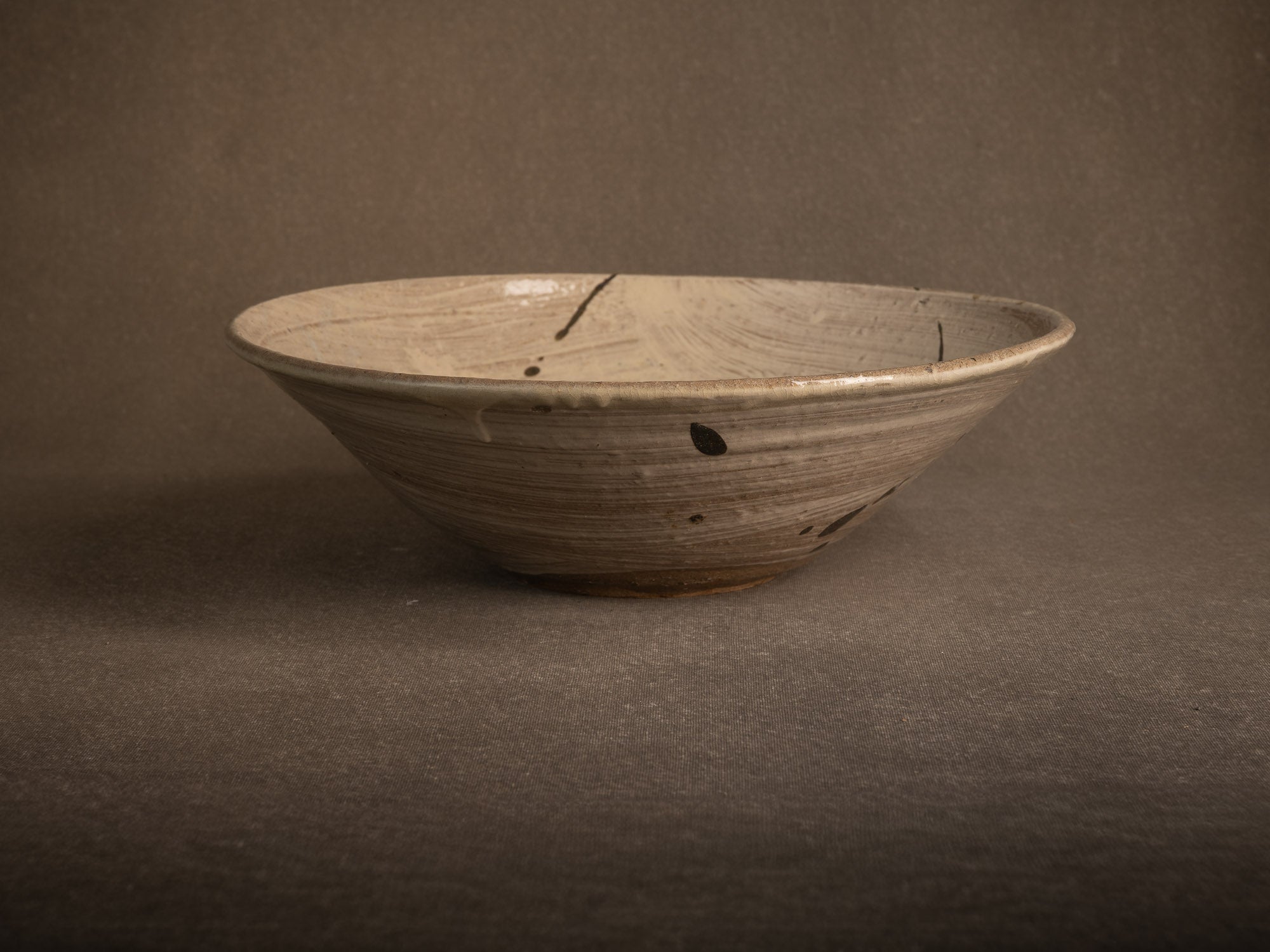 Large coupe Hakeme en grès de Dauphine Scalbert, France (vers 1995)..Large hakeme bowl by Dauphine Scalbert in Burgundy, France (circa 1995)