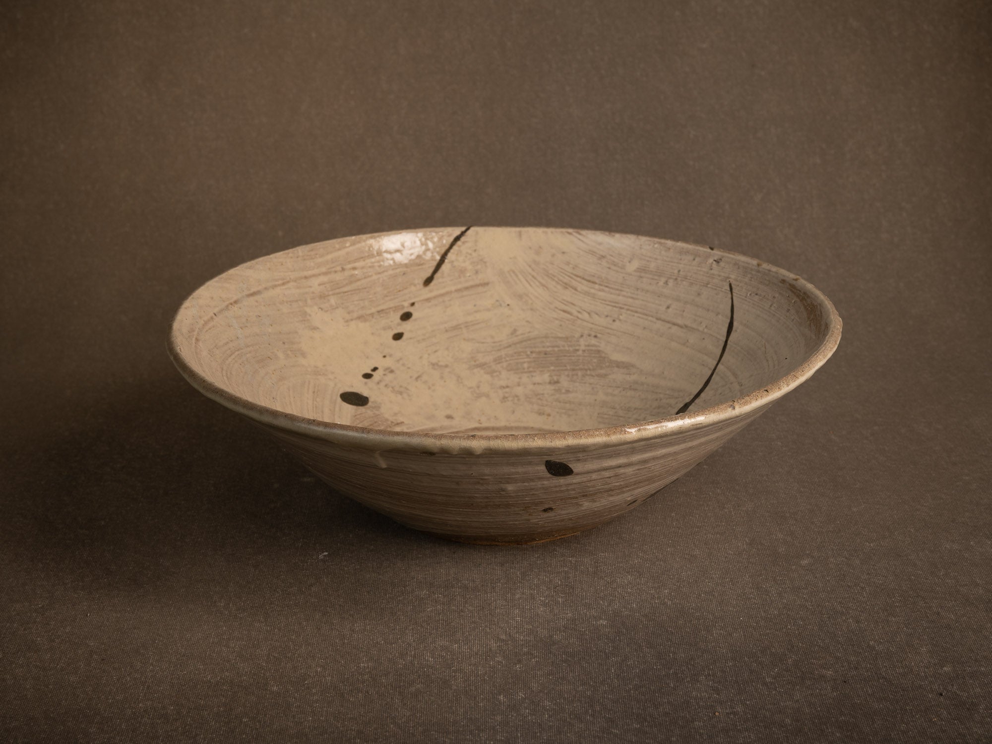 Large coupe Hakeme en grès de Dauphine Scalbert, France (vers 1995)..Large hakeme bowl by Dauphine Scalbert in Burgundy, France (circa 1995)