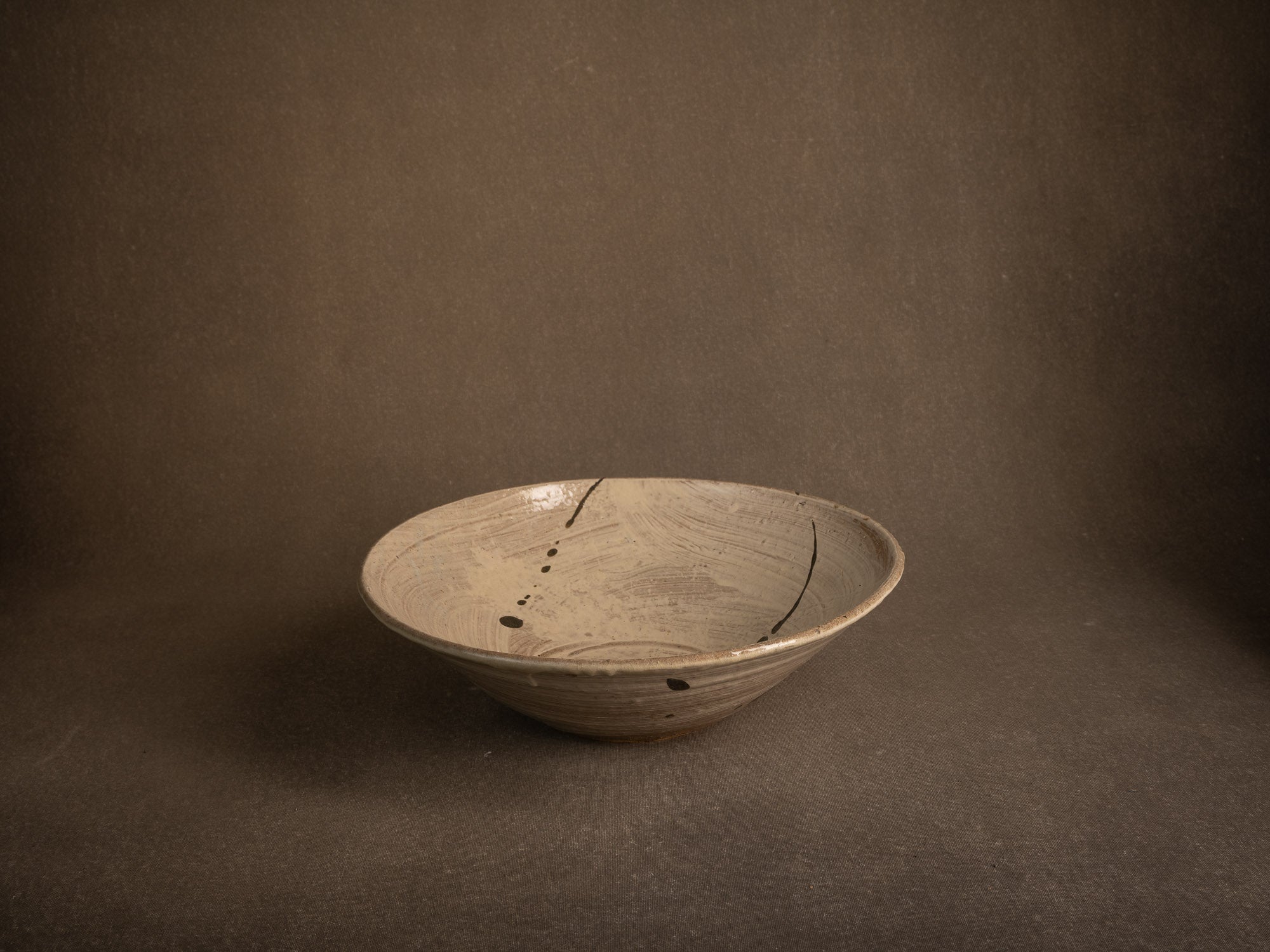 Large coupe Hakeme en grès de Dauphine Scalbert, France (vers 1995)..Large hakeme bowl by Dauphine Scalbert in Burgundy, France (circa 1995)