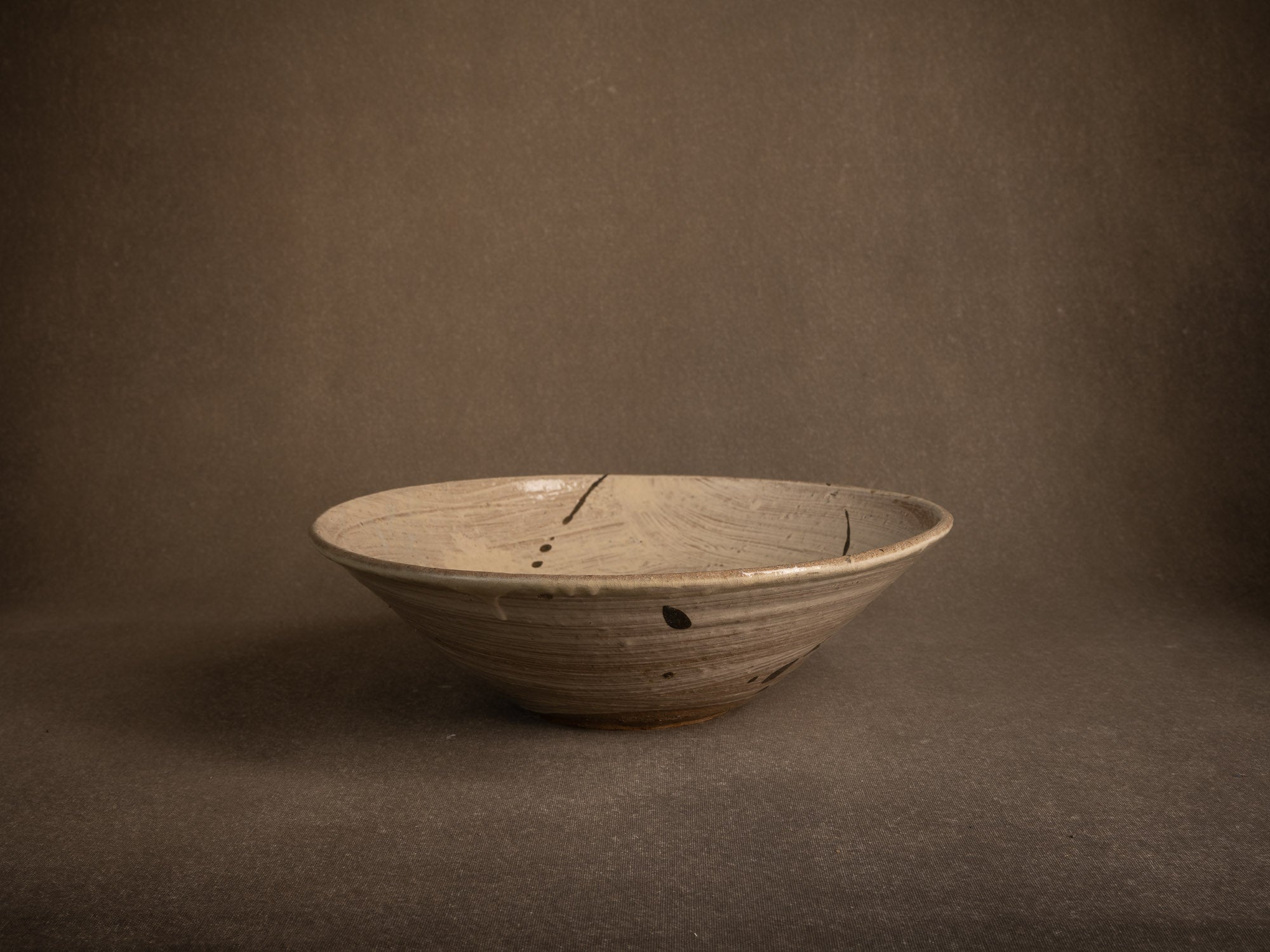 Large coupe Hakeme en grès de Dauphine Scalbert, France (vers 1995)..Large hakeme bowl by Dauphine Scalbert in Burgundy, France (circa 1995)
