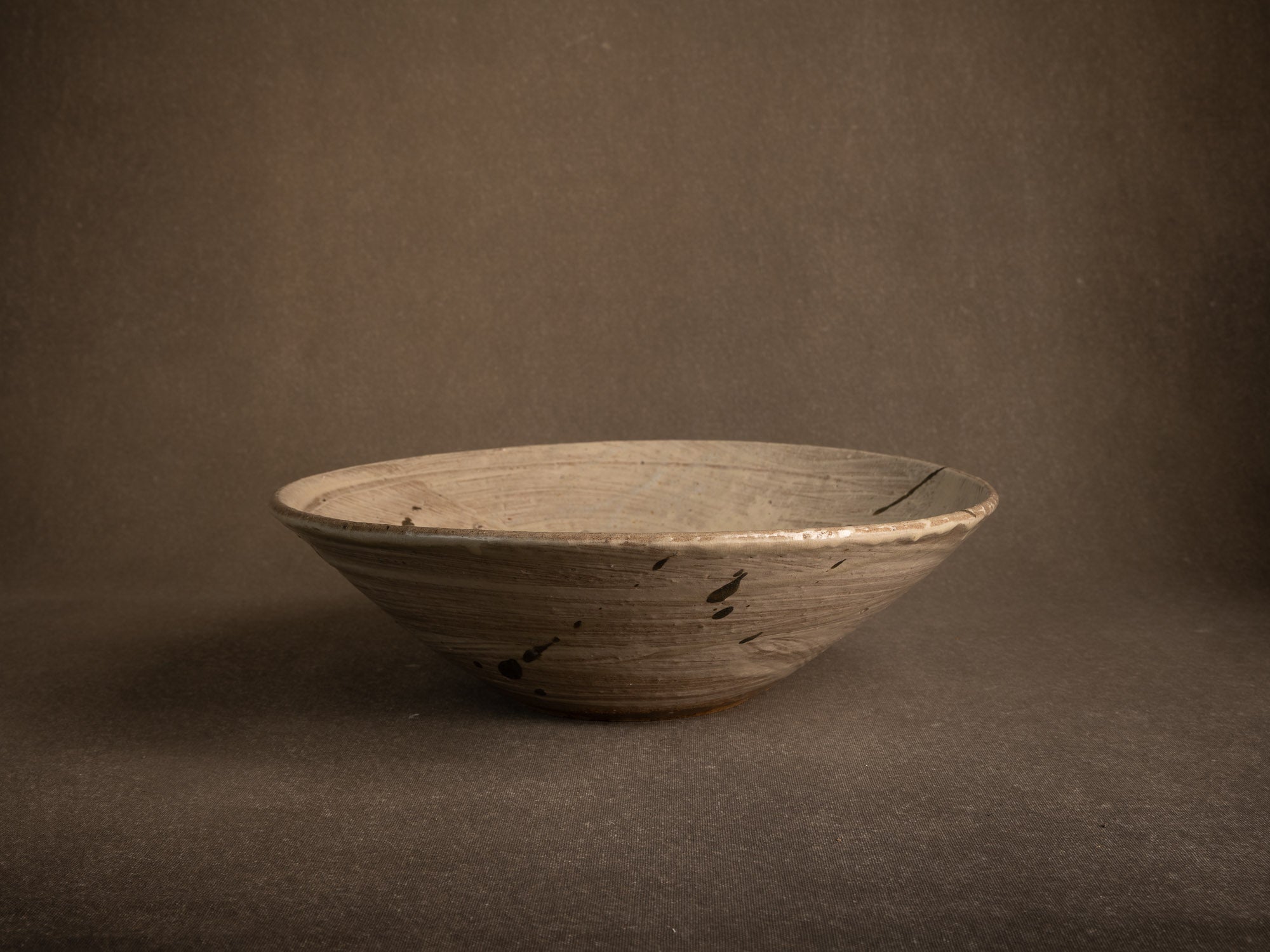 Large coupe Hakeme en grès de Dauphine Scalbert, France (vers 1995)..Large hakeme bowl by Dauphine Scalbert in Burgundy, France (circa 1995)