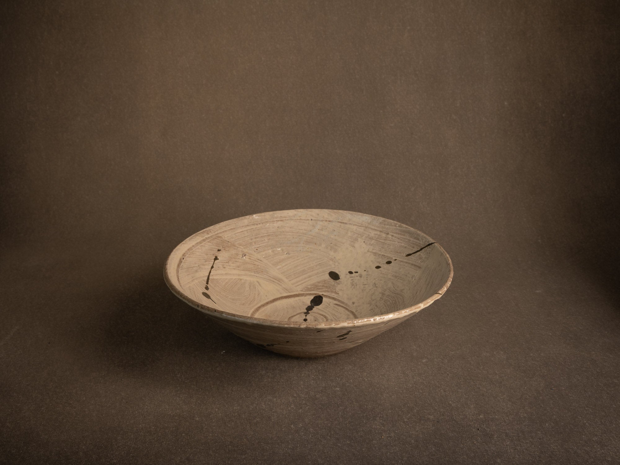 Large coupe Hakeme en grès de Dauphine Scalbert, France (vers 1995)..Large hakeme bowl by Dauphine Scalbert in Burgundy, France (circa 1995)