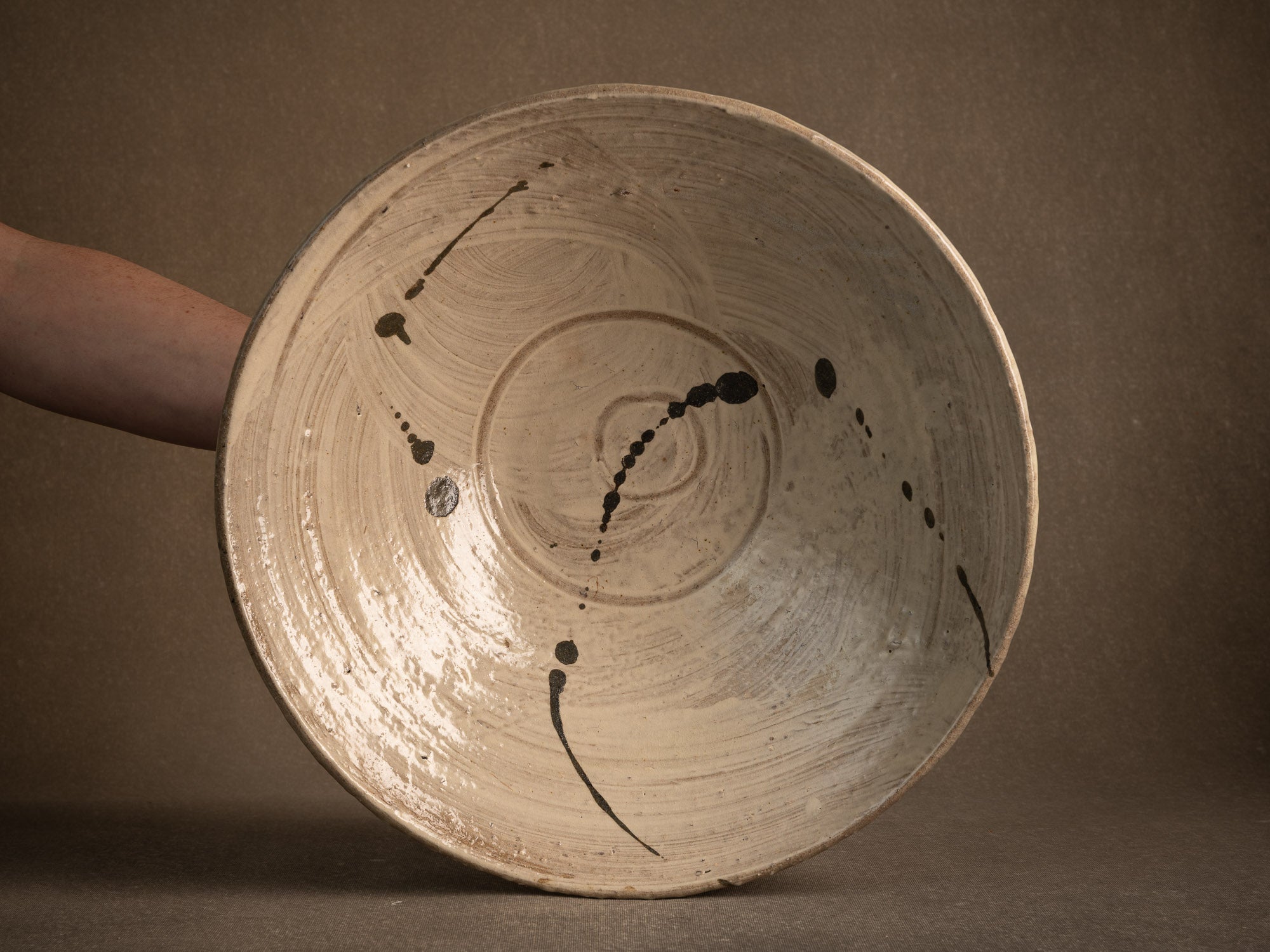 Large coupe Hakeme en grès de Dauphine Scalbert, France (vers 1995)..Large hakeme bowl by Dauphine Scalbert in Burgundy, France (circa 1995)