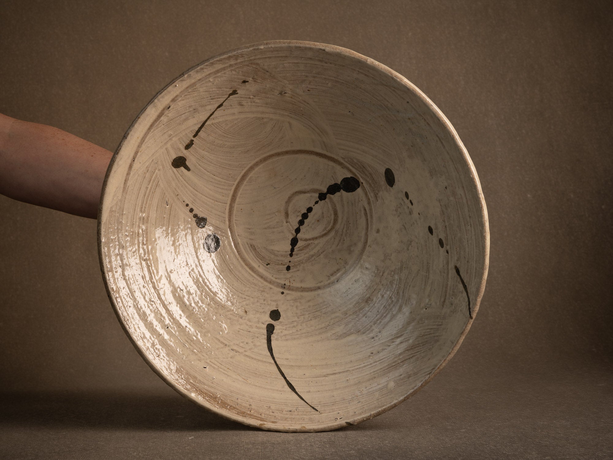 Large coupe Hakeme en grès de Dauphine Scalbert, France (vers 1995)..Large hakeme bowl by Dauphine Scalbert in Burgundy, France (circa 1995)
