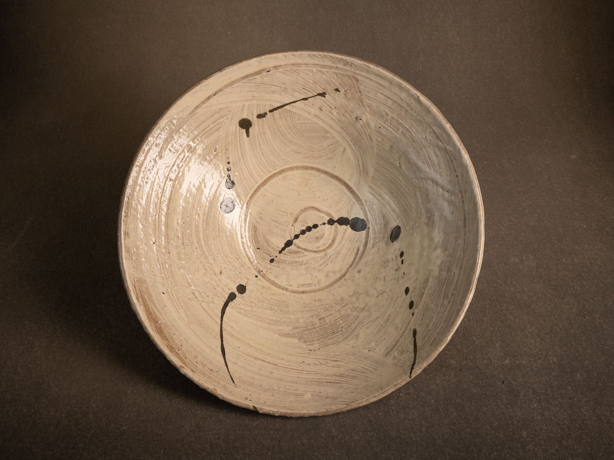 Large coupe Hakeme en grès de Dauphine Scalbert, France (vers 1995)..Large hakeme bowl by Dauphine Scalbert in Burgundy, France (circa 1995)
