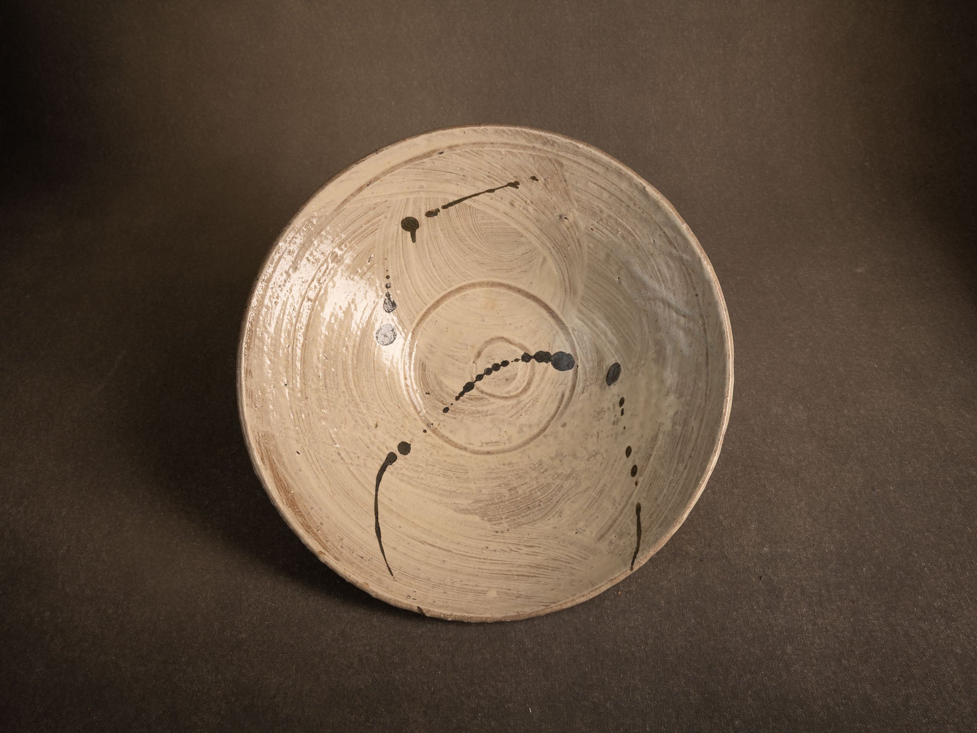 Large coupe Hakeme en grès de Dauphine Scalbert, France (vers 1995)..Large hakeme bowl by Dauphine Scalbert in Burgundy, France (circa 1995)