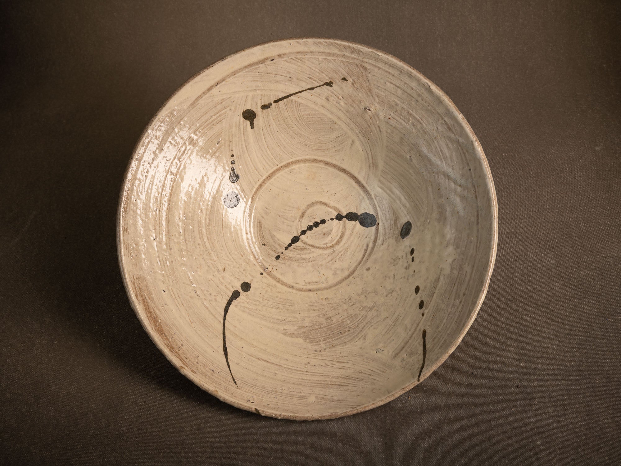 Large coupe Hakeme en grès de Dauphine Scalbert, France (vers 1995)..Large hakeme bowl by Dauphine Scalbert in Burgundy, France (circa 1995)
