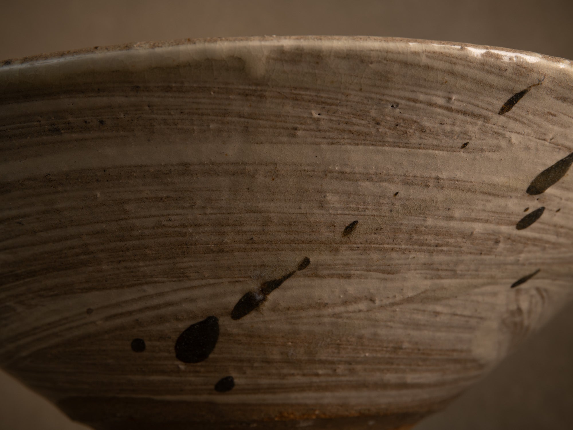 Large coupe Hakeme en grès de Dauphine Scalbert, France (vers 1995)..Large hakeme bowl by Dauphine Scalbert in Burgundy, France (circa 1995)