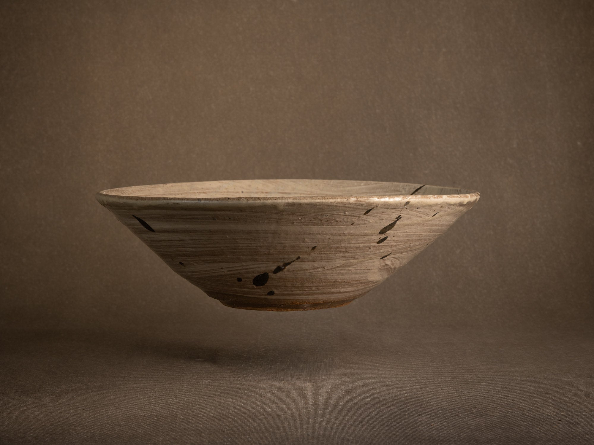 Large coupe Hakeme en grès de Dauphine Scalbert, France (vers 1995)..Large hakeme bowl by Dauphine Scalbert in Burgundy, France (circa 1995)