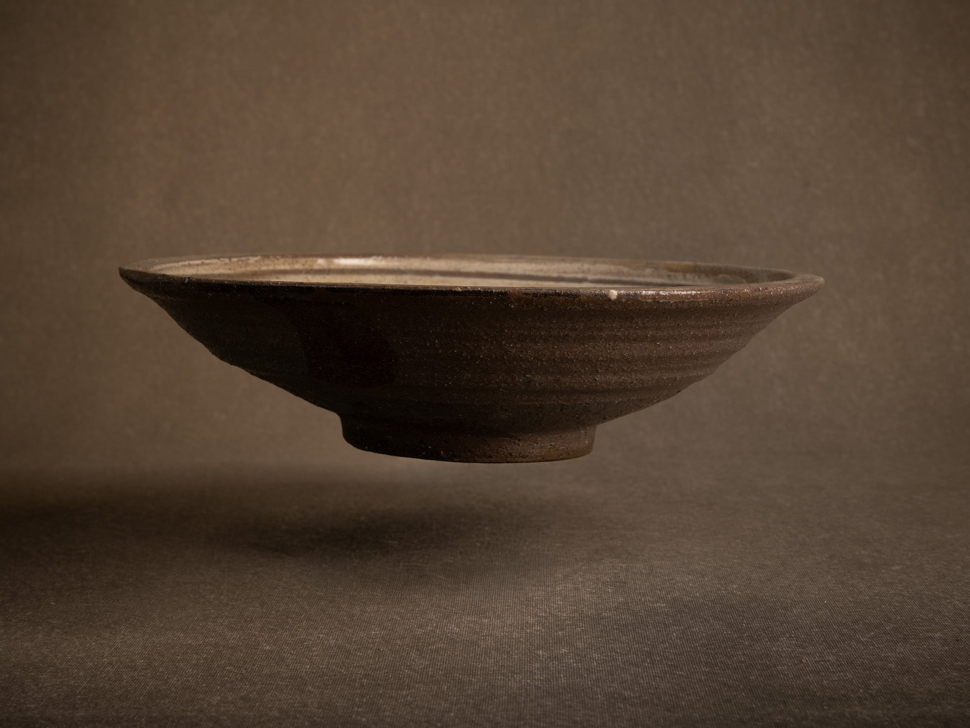 Coupe Hakeme en grès de Dauphine Scalbert, France (vers 1995)..Large hakeme bowl by Dauphine Scalbert in Burgundy, France (circa 1995)