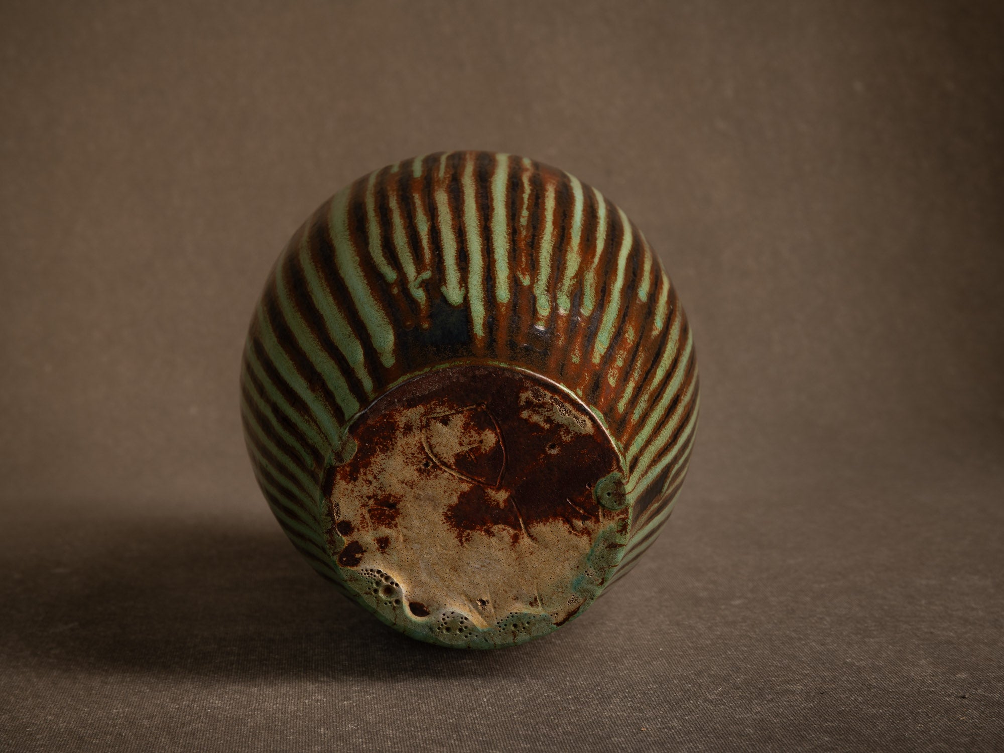 Jarre Tsubo par les Potiers d'Accolay, France (vers 1950-55)..Important Tsubo pot by les Potiers d'Accolay, France (ca. 1950-55)