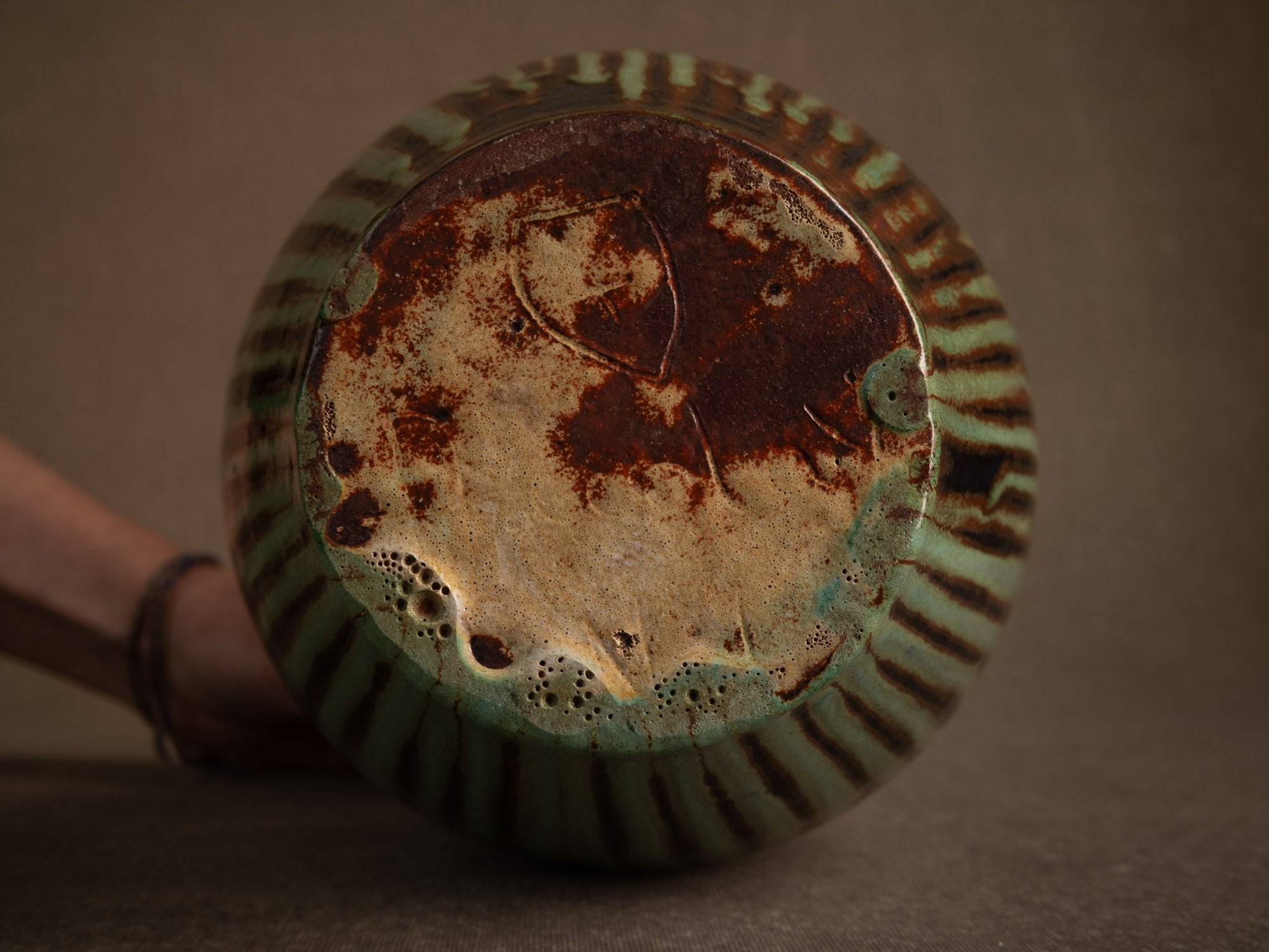 Jarre Tsubo par les Potiers d'Accolay, France (vers 1950-55)..Important Tsubo pot by les Potiers d'Accolay, France (ca. 1950-55)