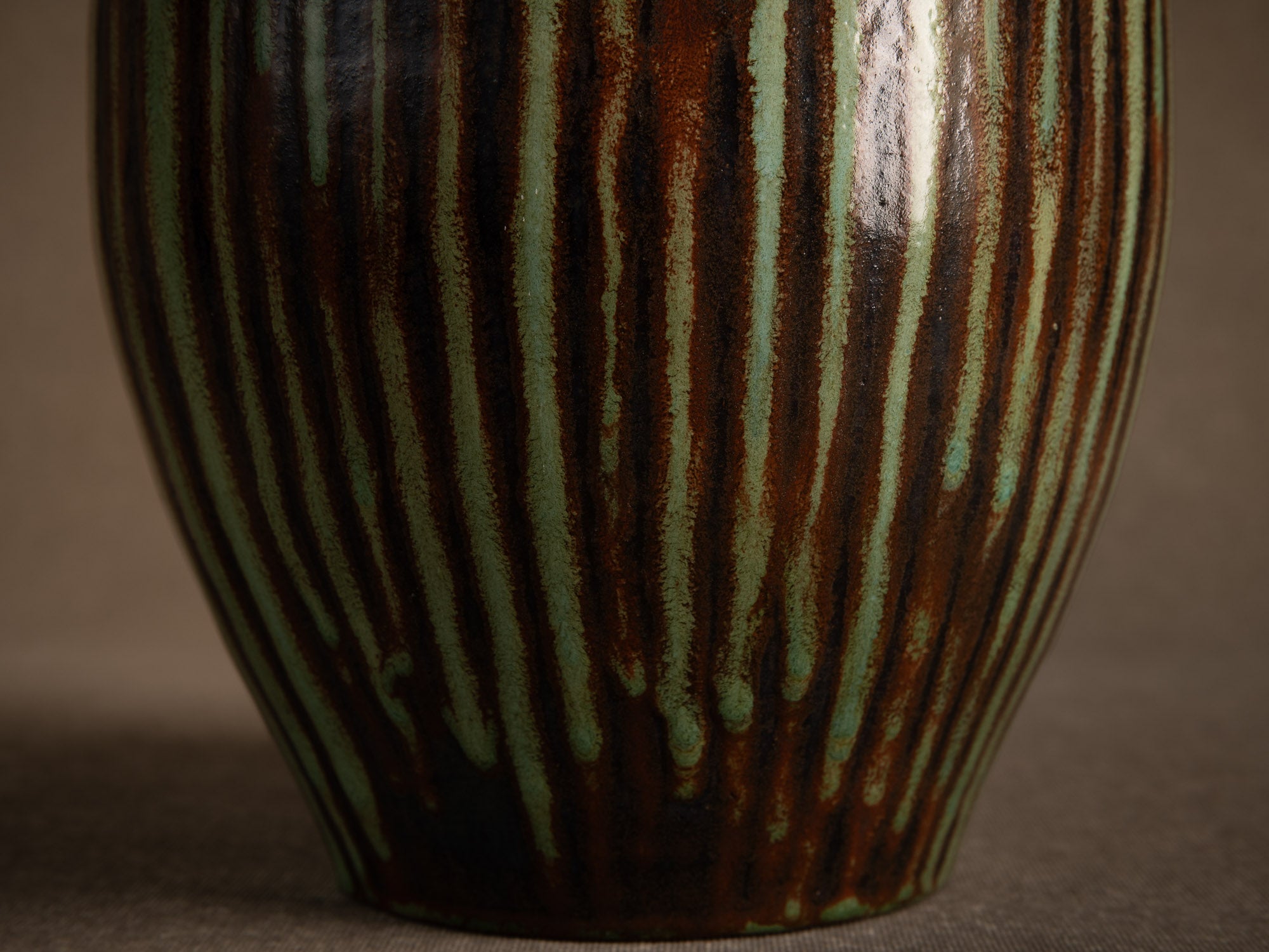 Jarre Tsubo par les Potiers d'Accolay, France (vers 1950-55)..Important Tsubo pot by les Potiers d'Accolay, France (ca. 1950-55)