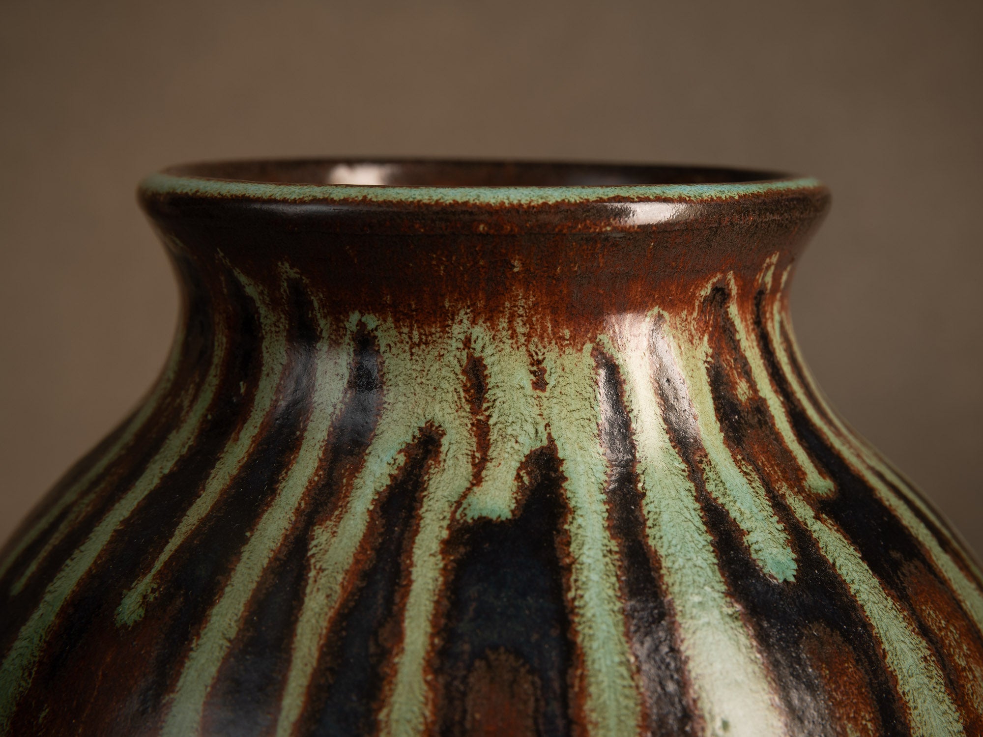 Jarre Tsubo par les Potiers d'Accolay, France (vers 1950-55)..Important Tsubo pot by les Potiers d'Accolay, France (ca. 1950-55)