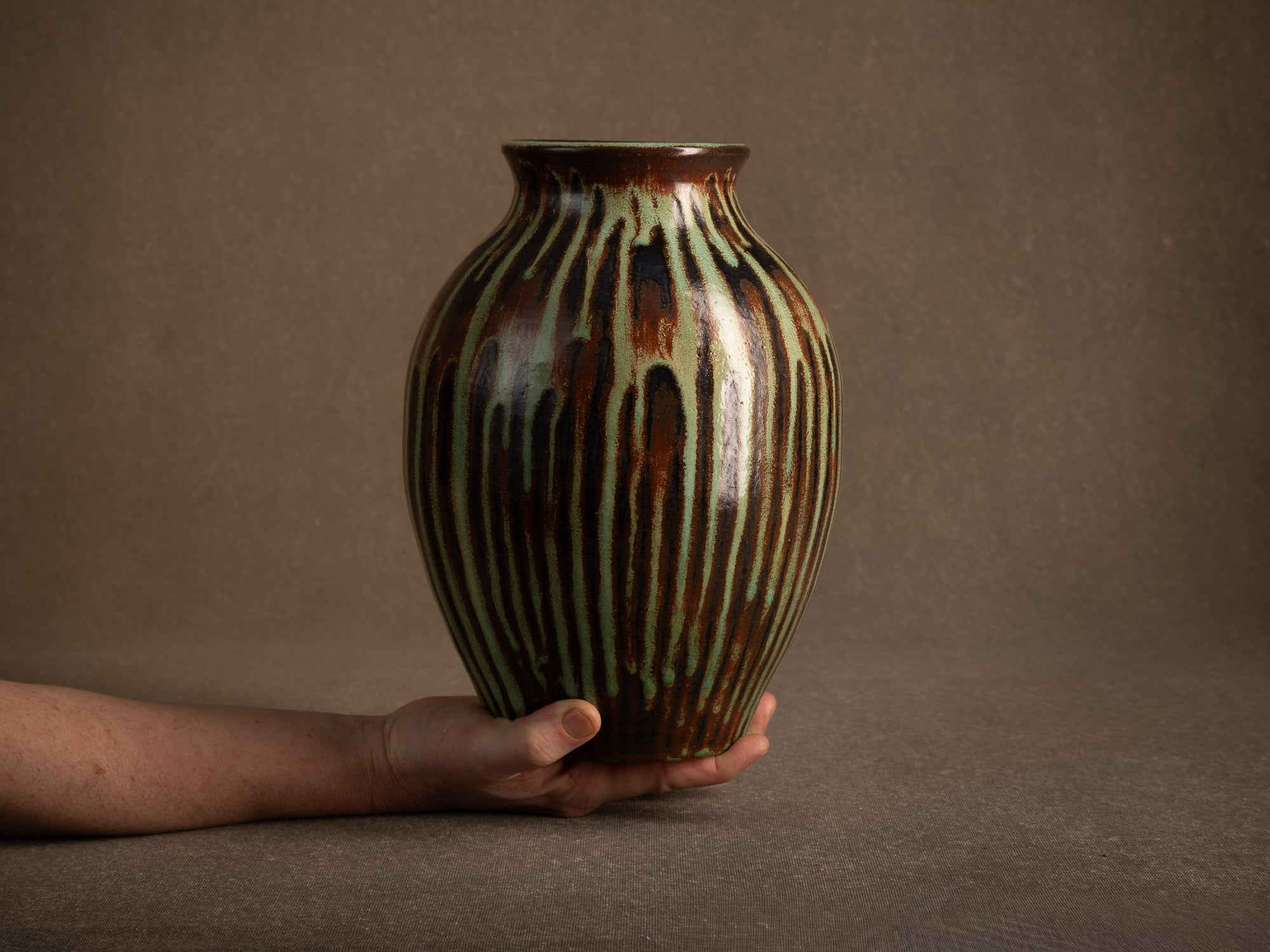 Jarre Tsubo par les Potiers d'Accolay, France (vers 1950-55)..Important Tsubo pot by les Potiers d'Accolay, France (ca. 1950-55)
