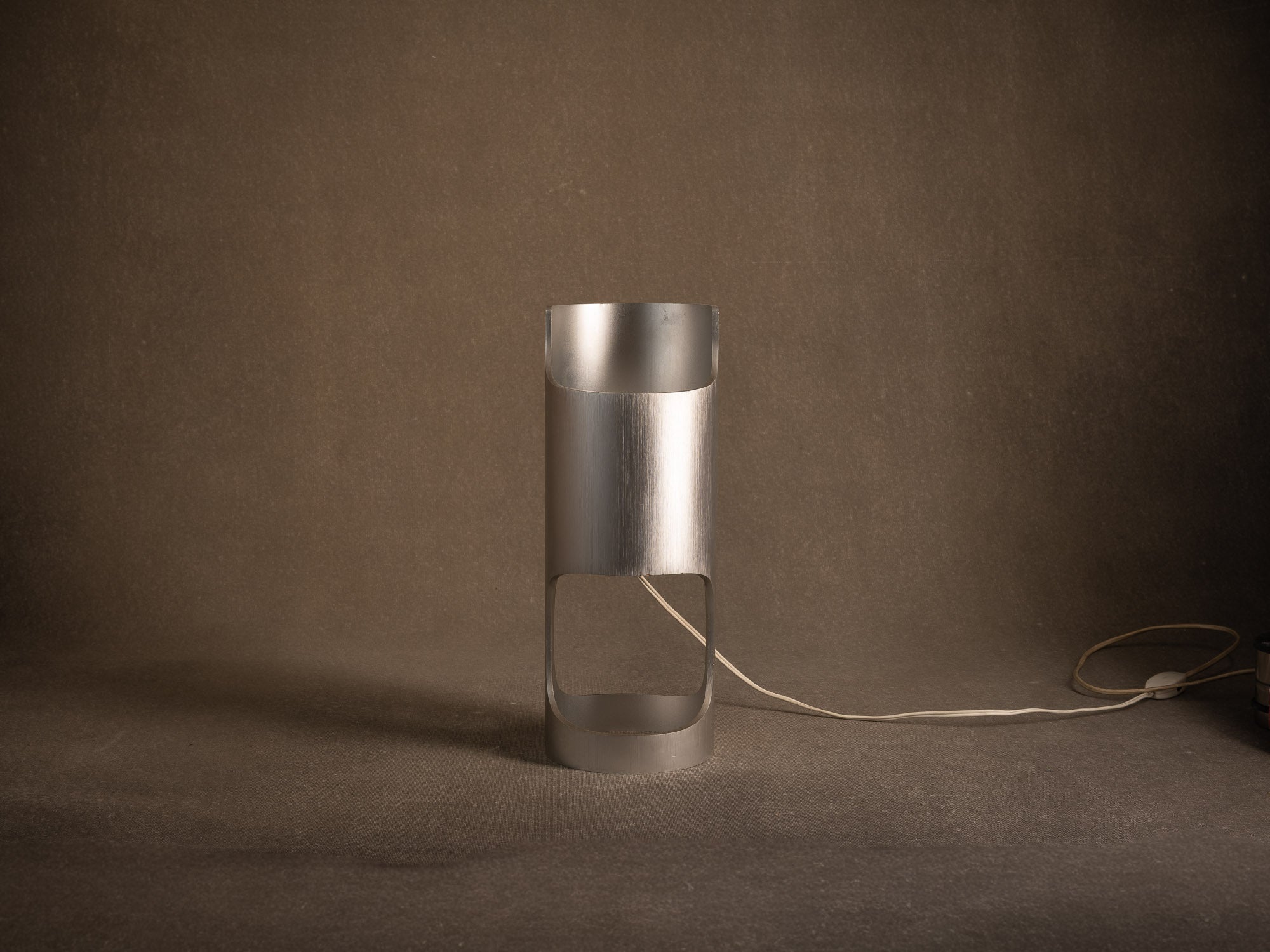 Ensemble de deux lampes et un vase "bambou" en aluminium brossé, France (vers 1970)..Tea ceremony inspired brushed aluminum bamboo-style set including (a vase & two lamps), France (circa 1970)